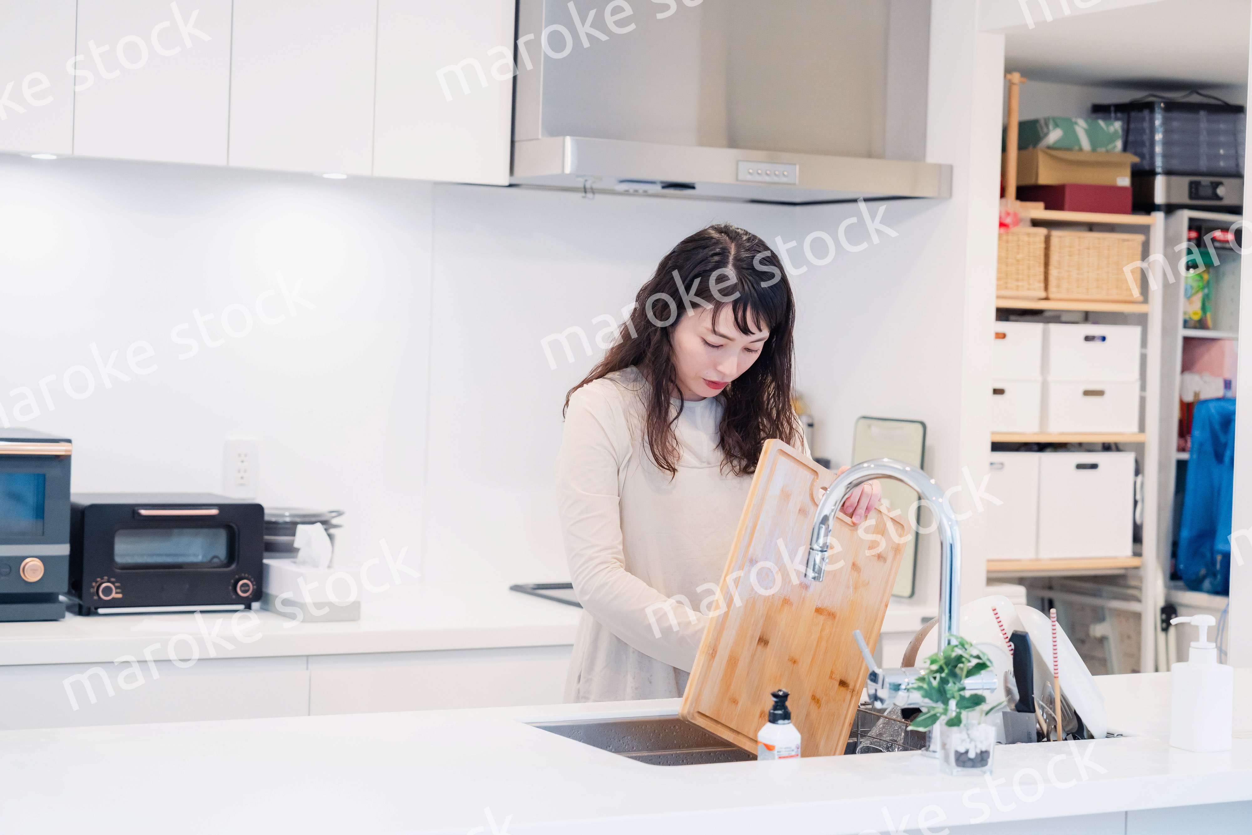 キッチンで洗い物をする主婦