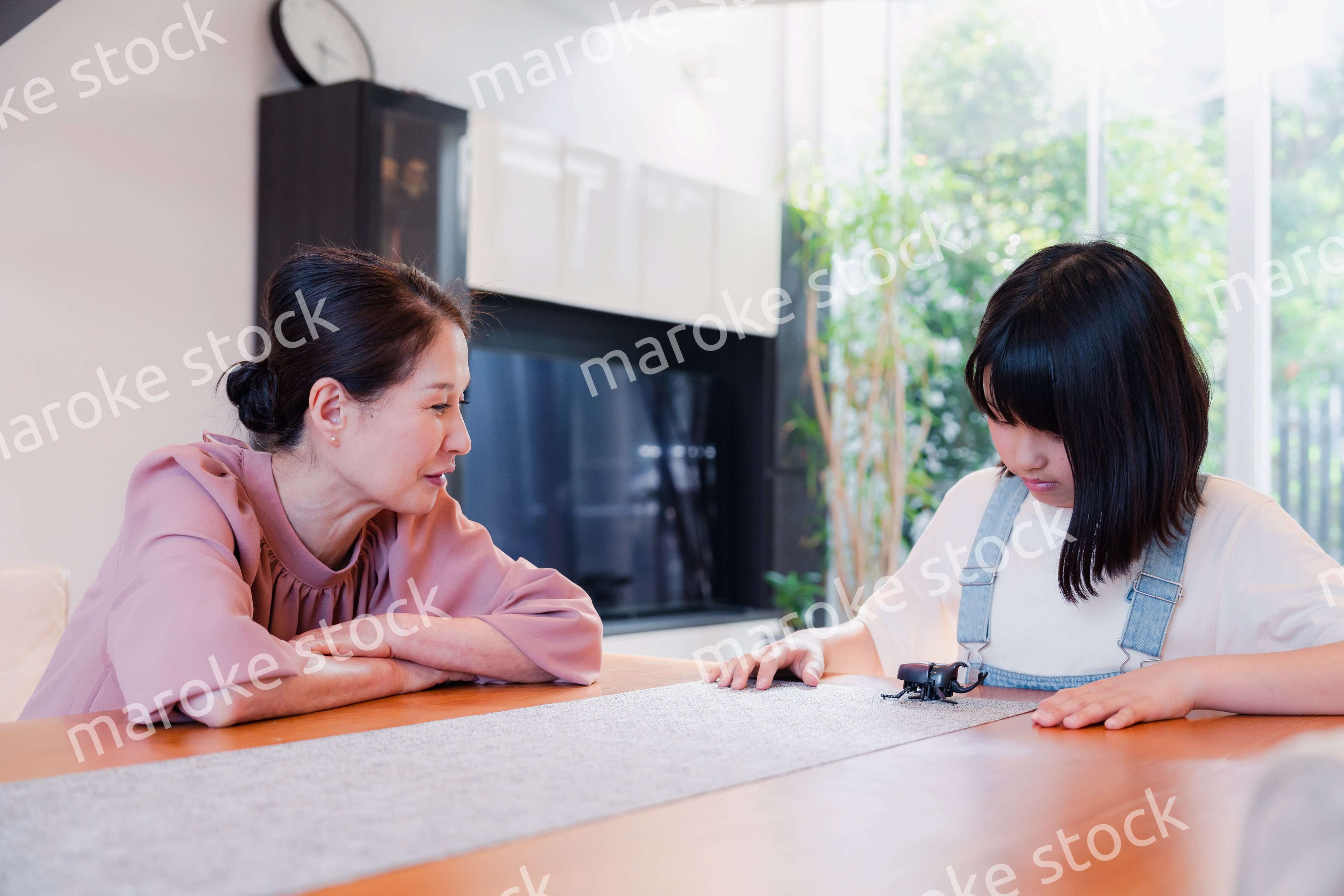 おばあちゃんと一緒に昆虫の観察をする女の子