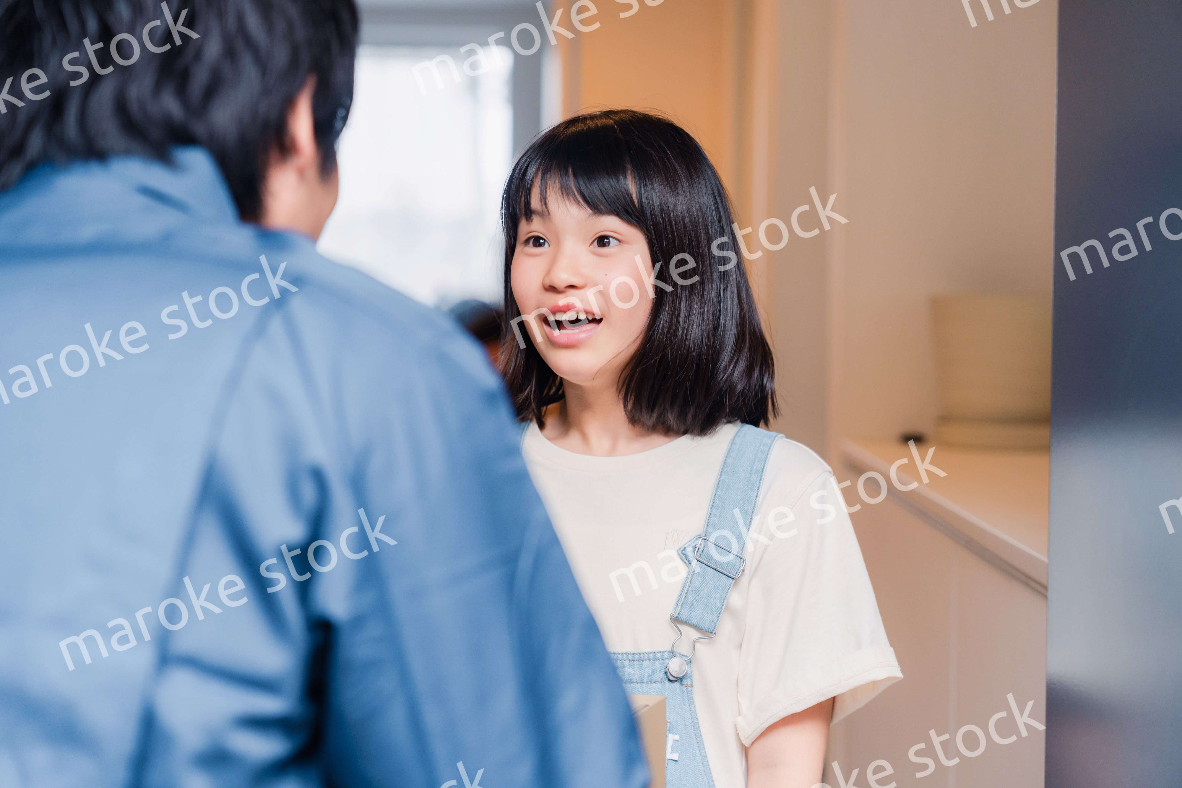 家で宅配便を受け取る小学生の女の子