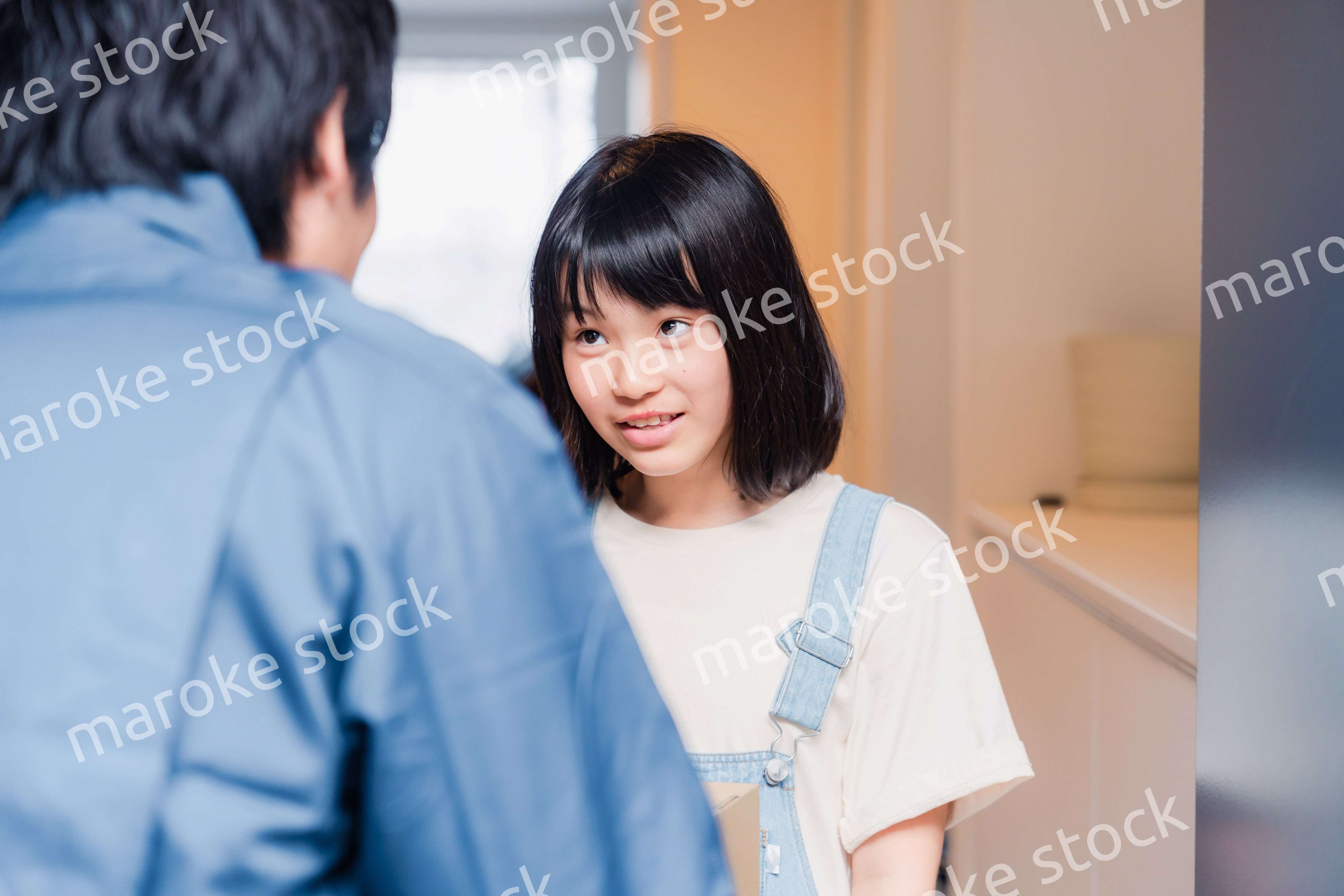 家で宅配便を受け取る小学生の女の子