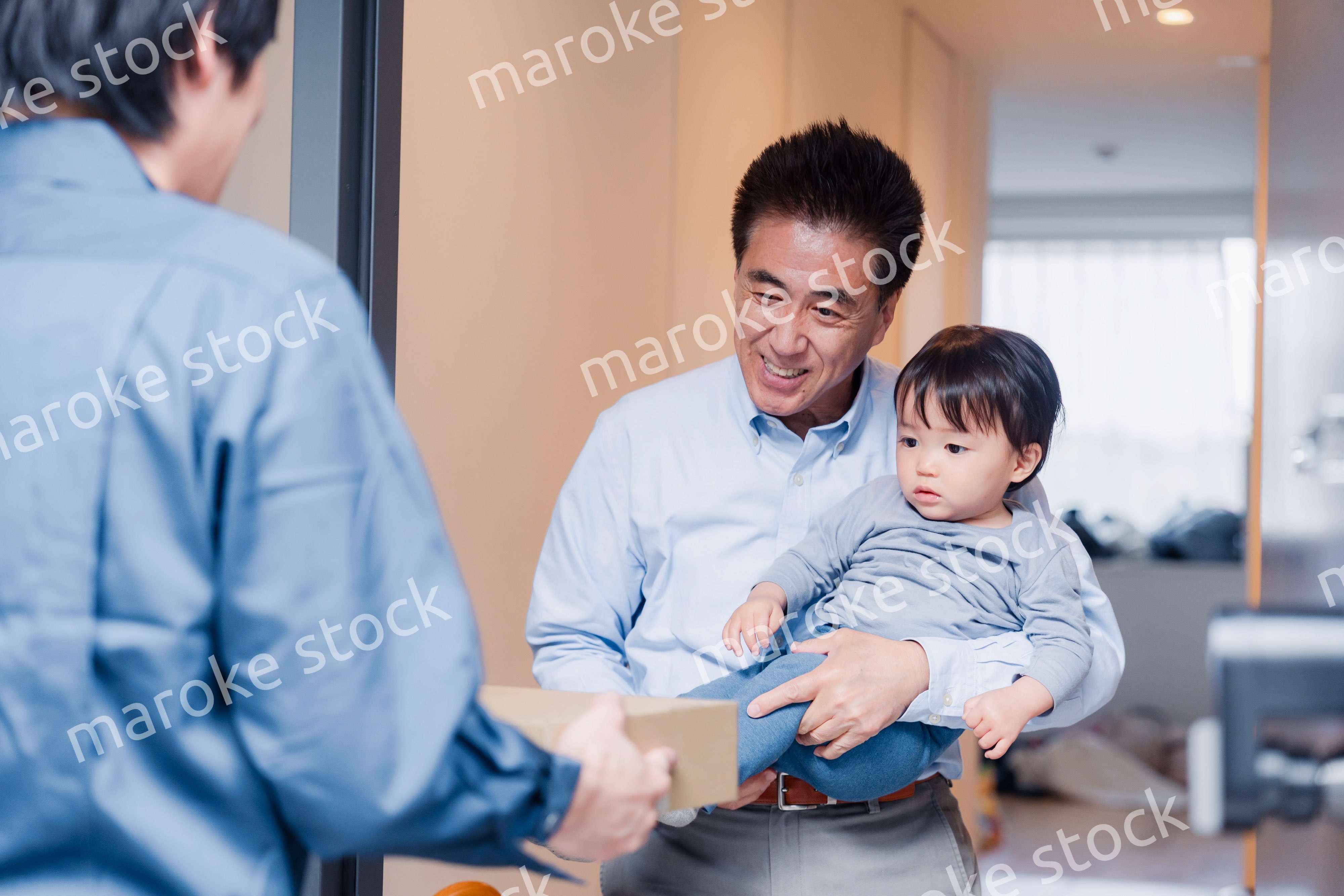 宅配便を受け取る赤ちゃん