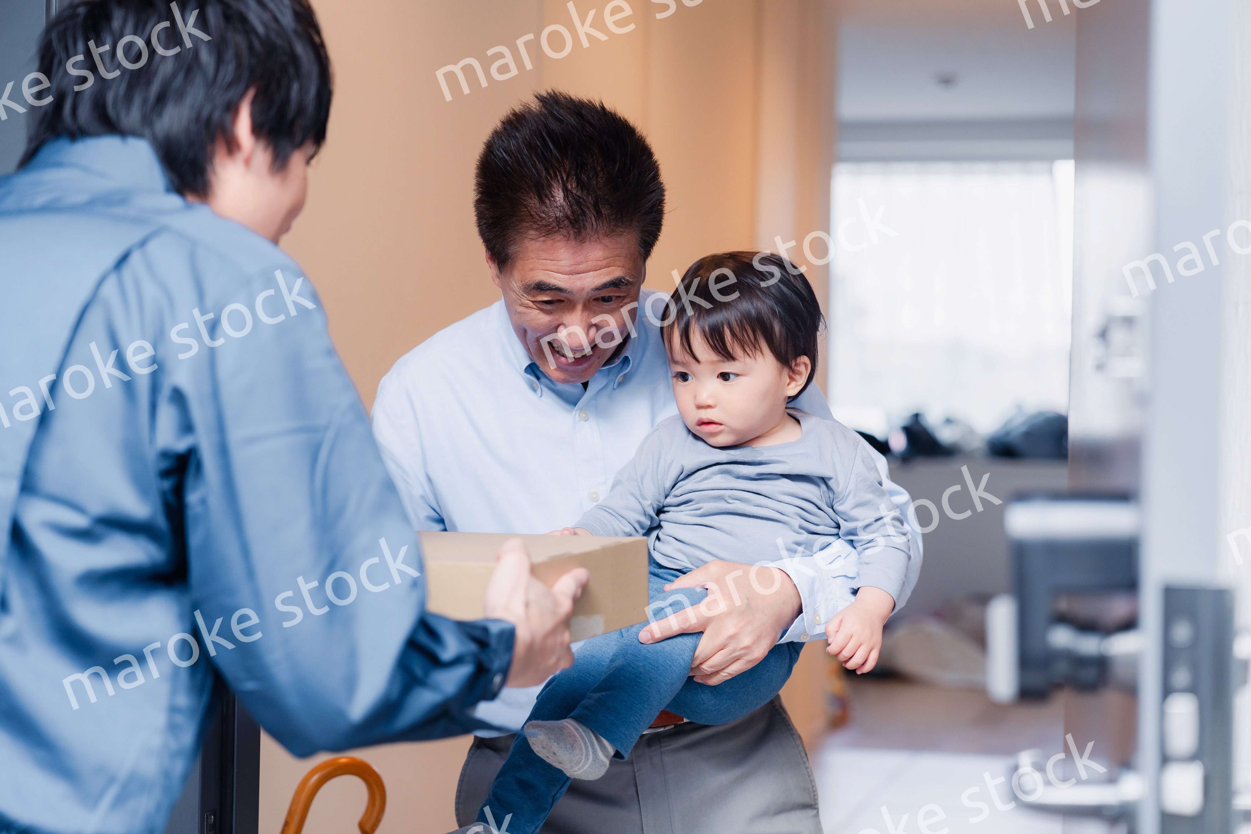 宅配便を受け取る赤ちゃん