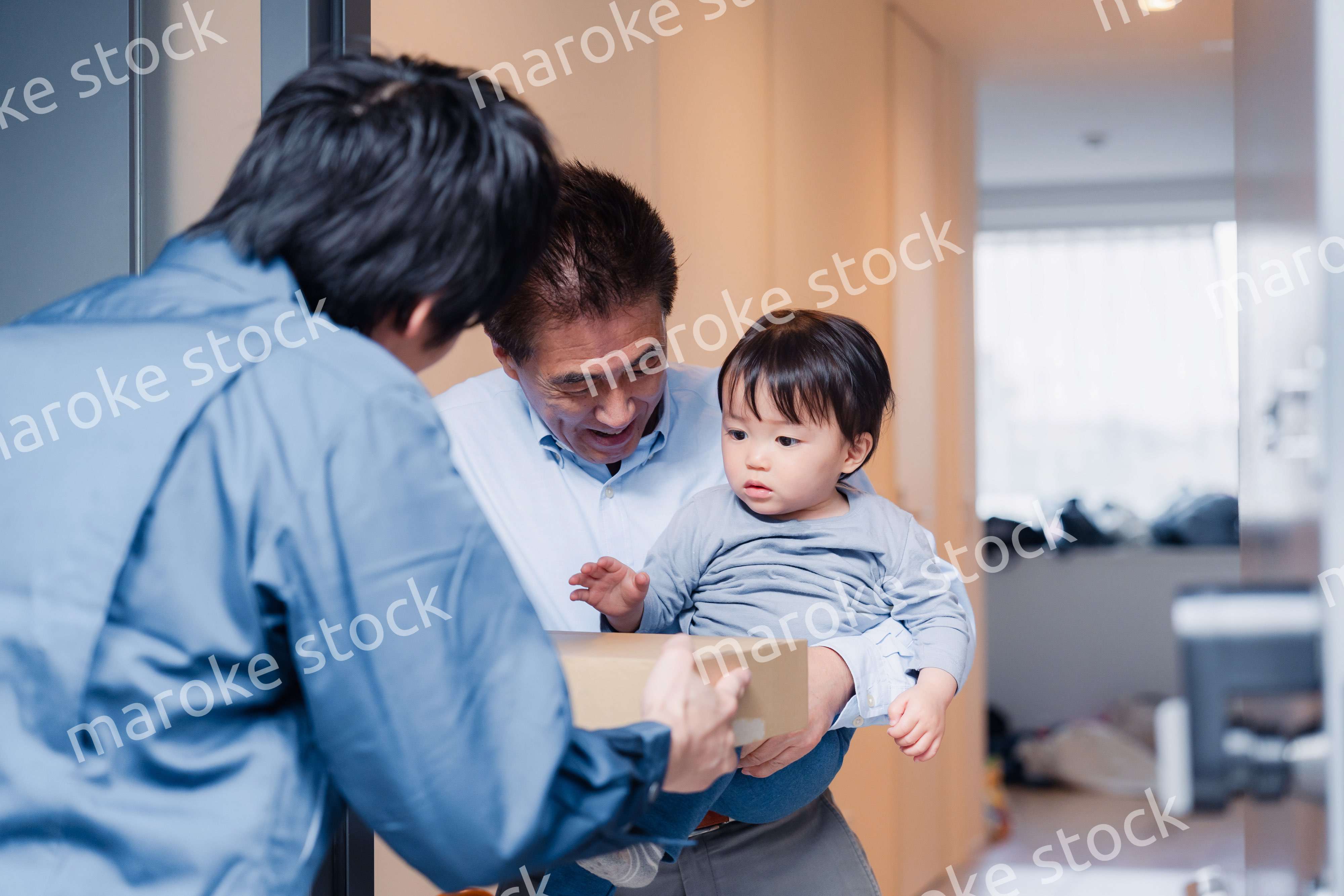 宅配便を受け取る赤ちゃん