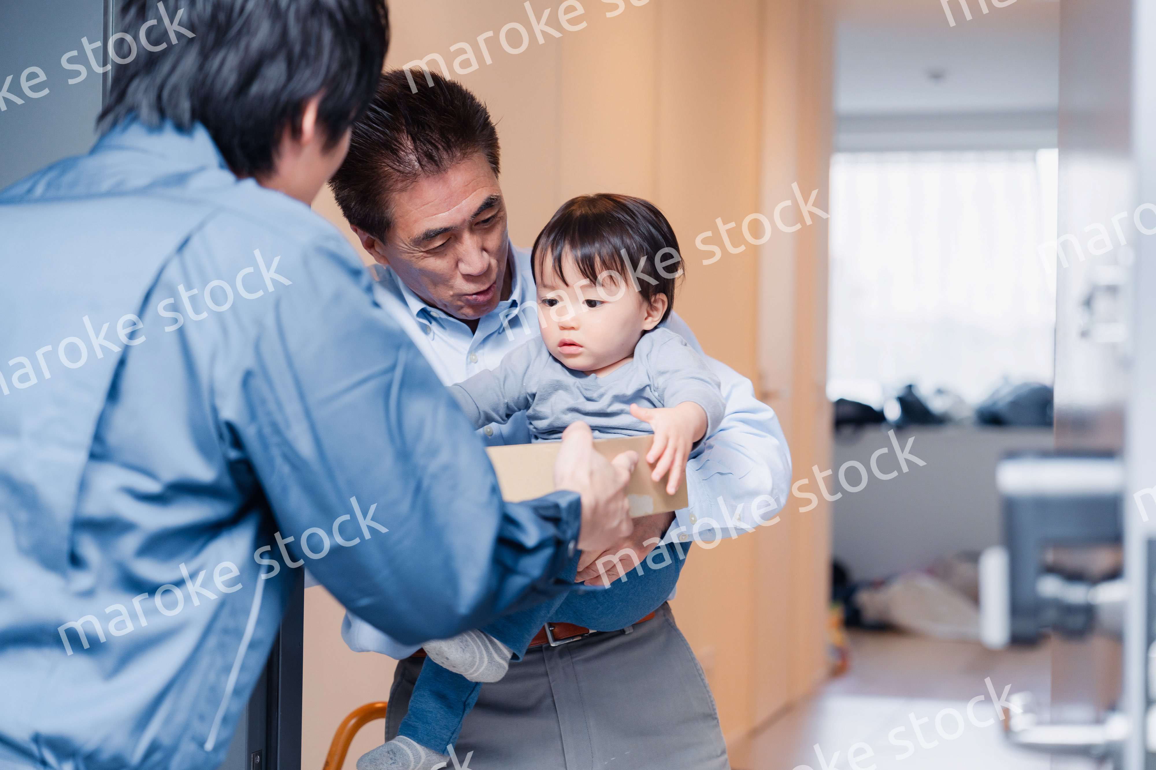 宅配便を受け取る赤ちゃん