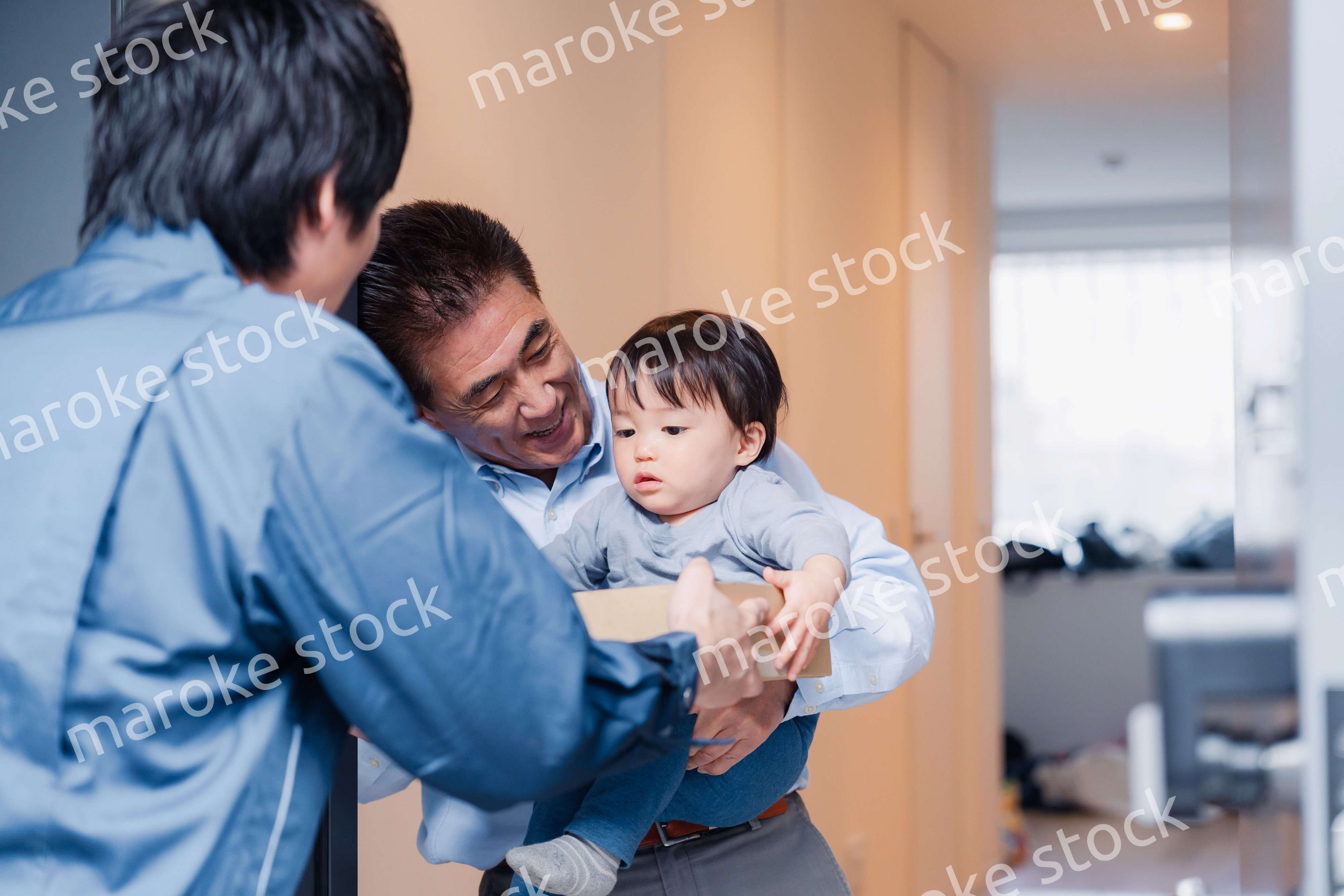 宅配便を受け取る赤ちゃん