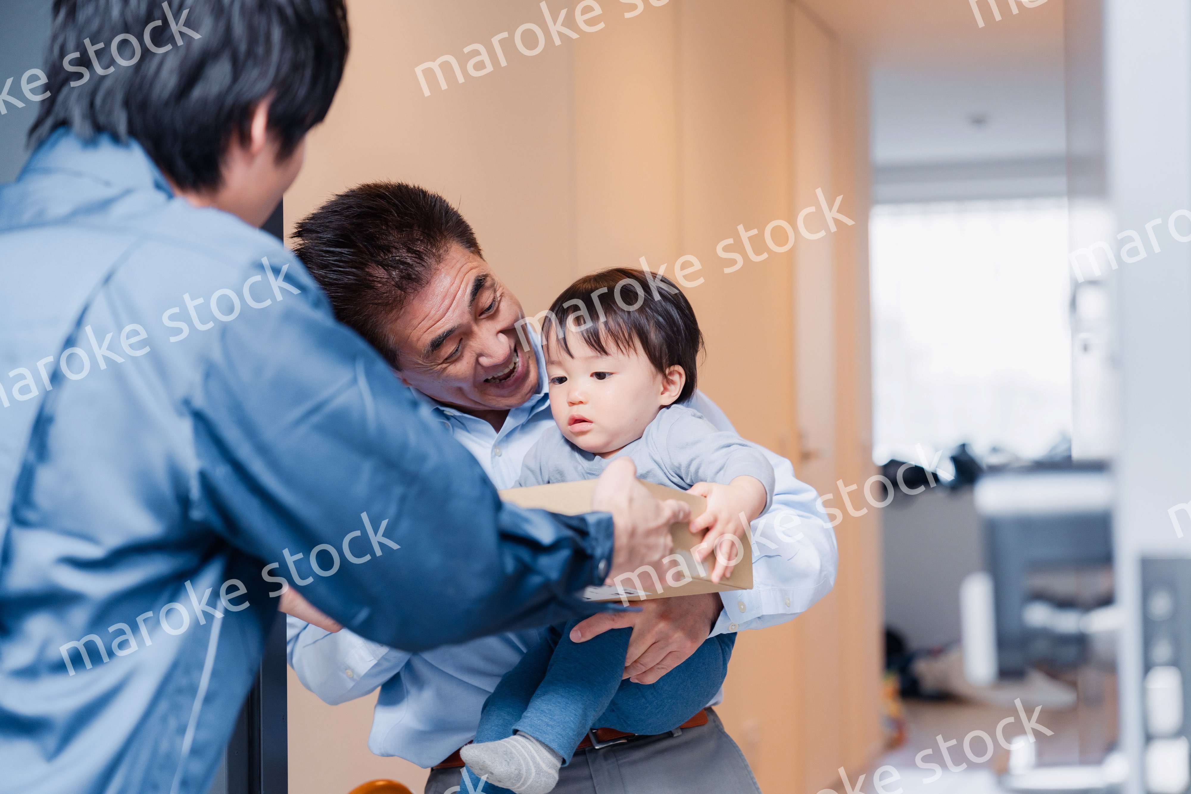 宅配便を受け取る赤ちゃん