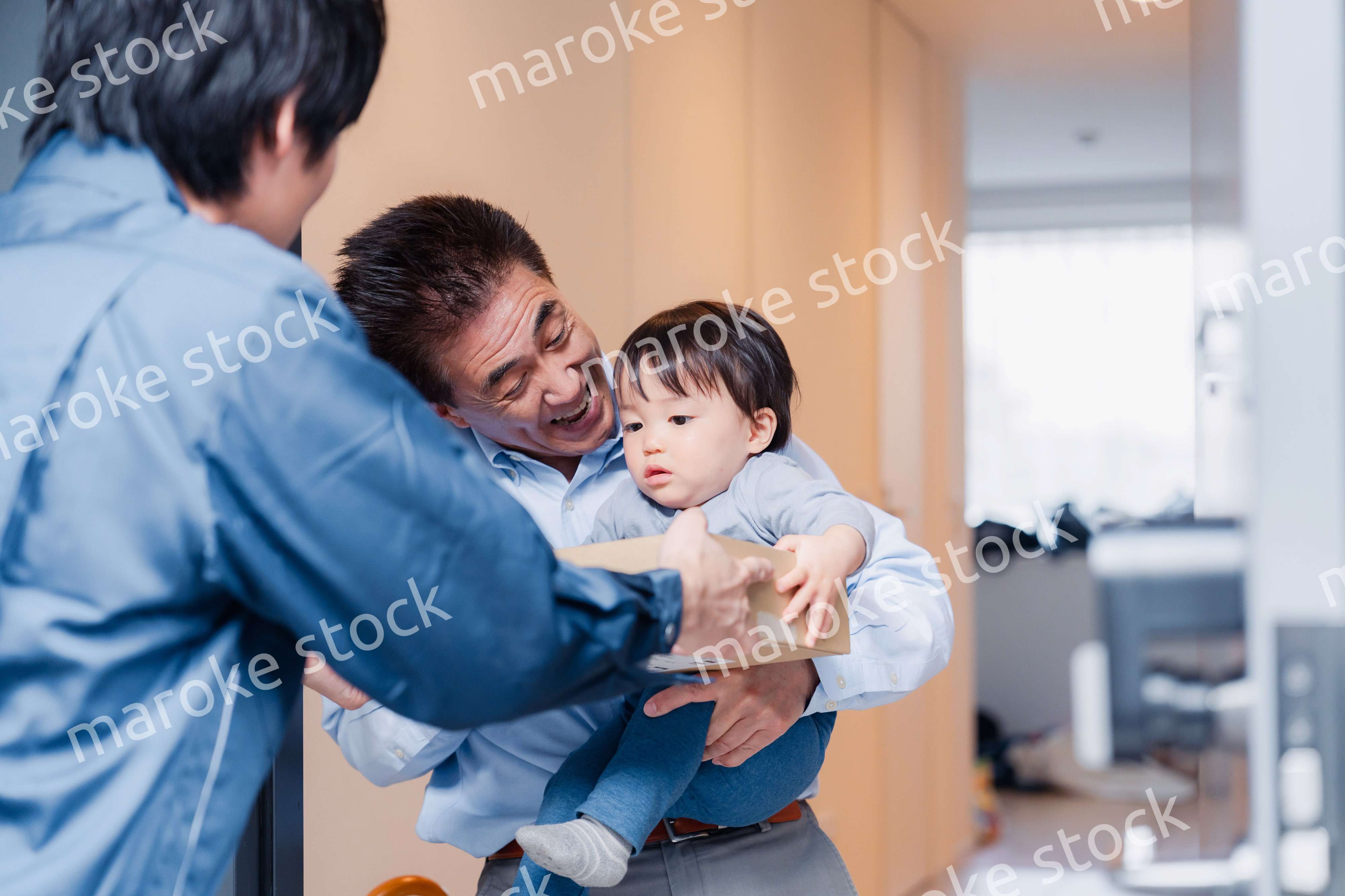 宅配便を受け取る赤ちゃん