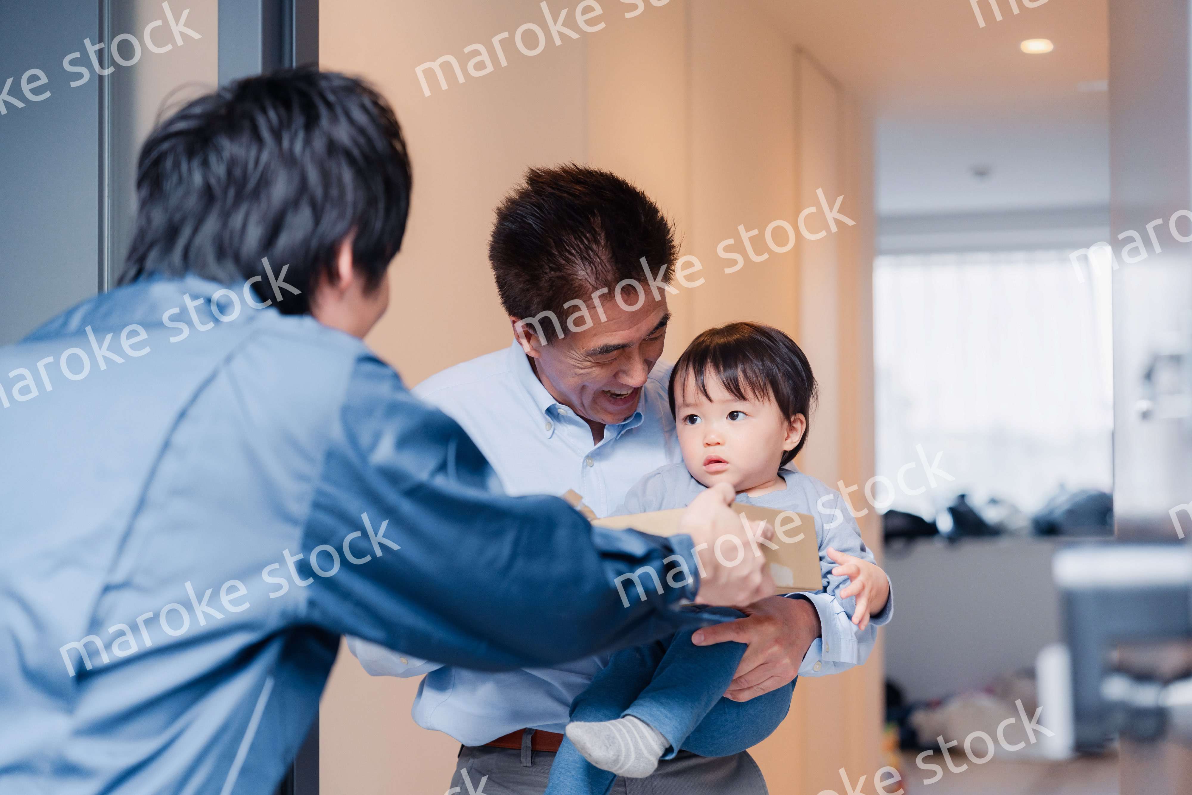 宅配便を受け取る赤ちゃん
