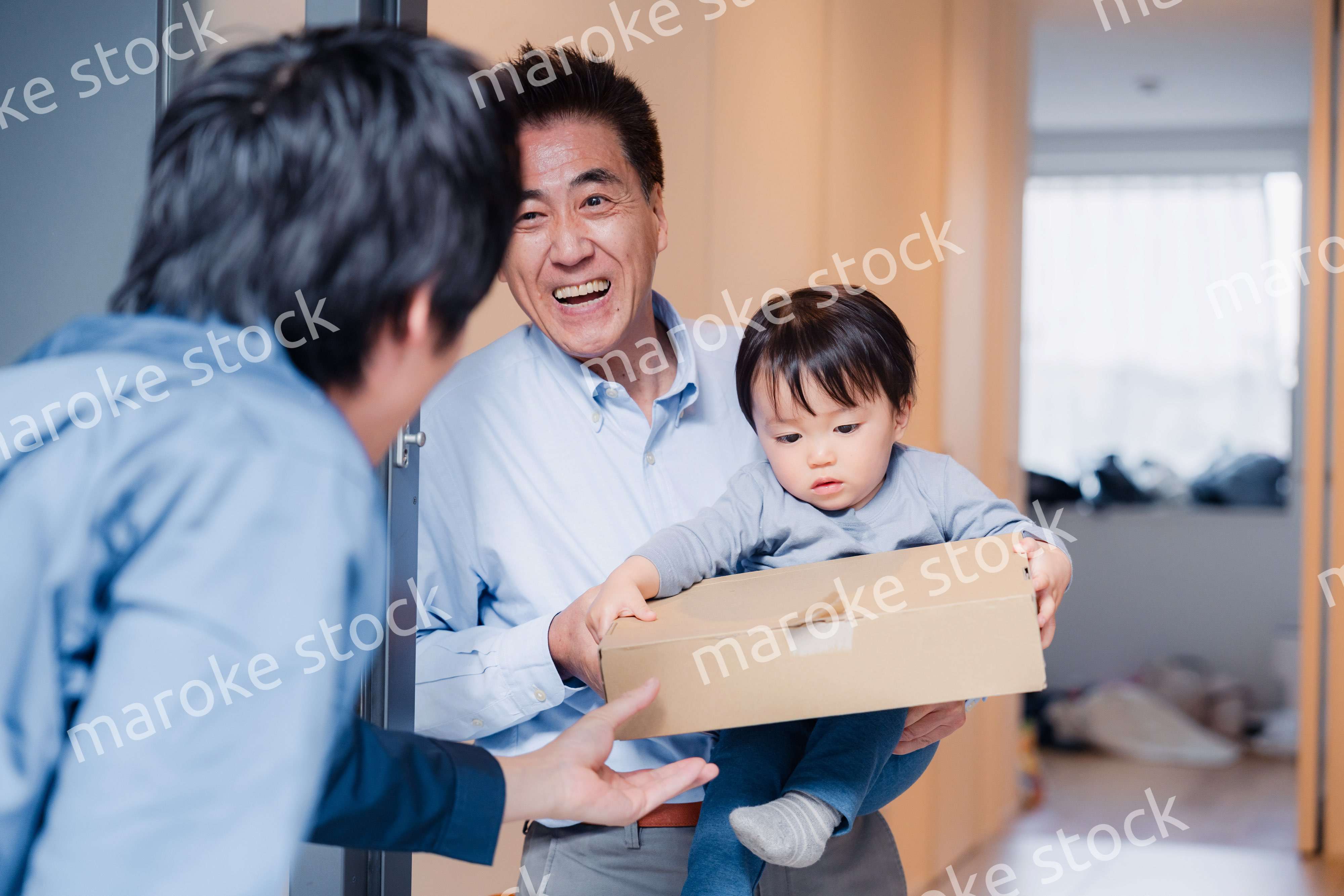 宅配便を受け取る赤ちゃん