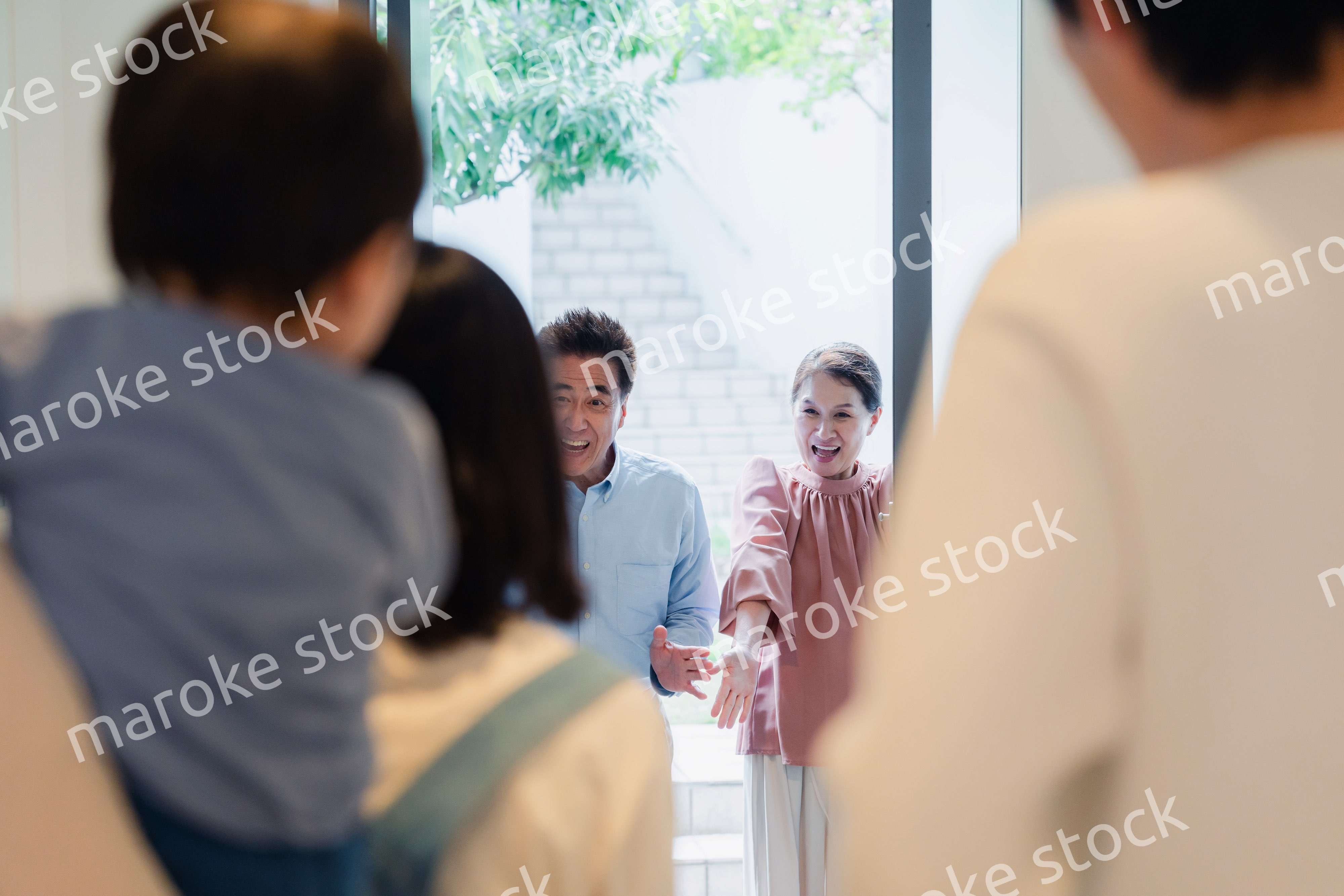 孫たちの家を訪問する祖父母