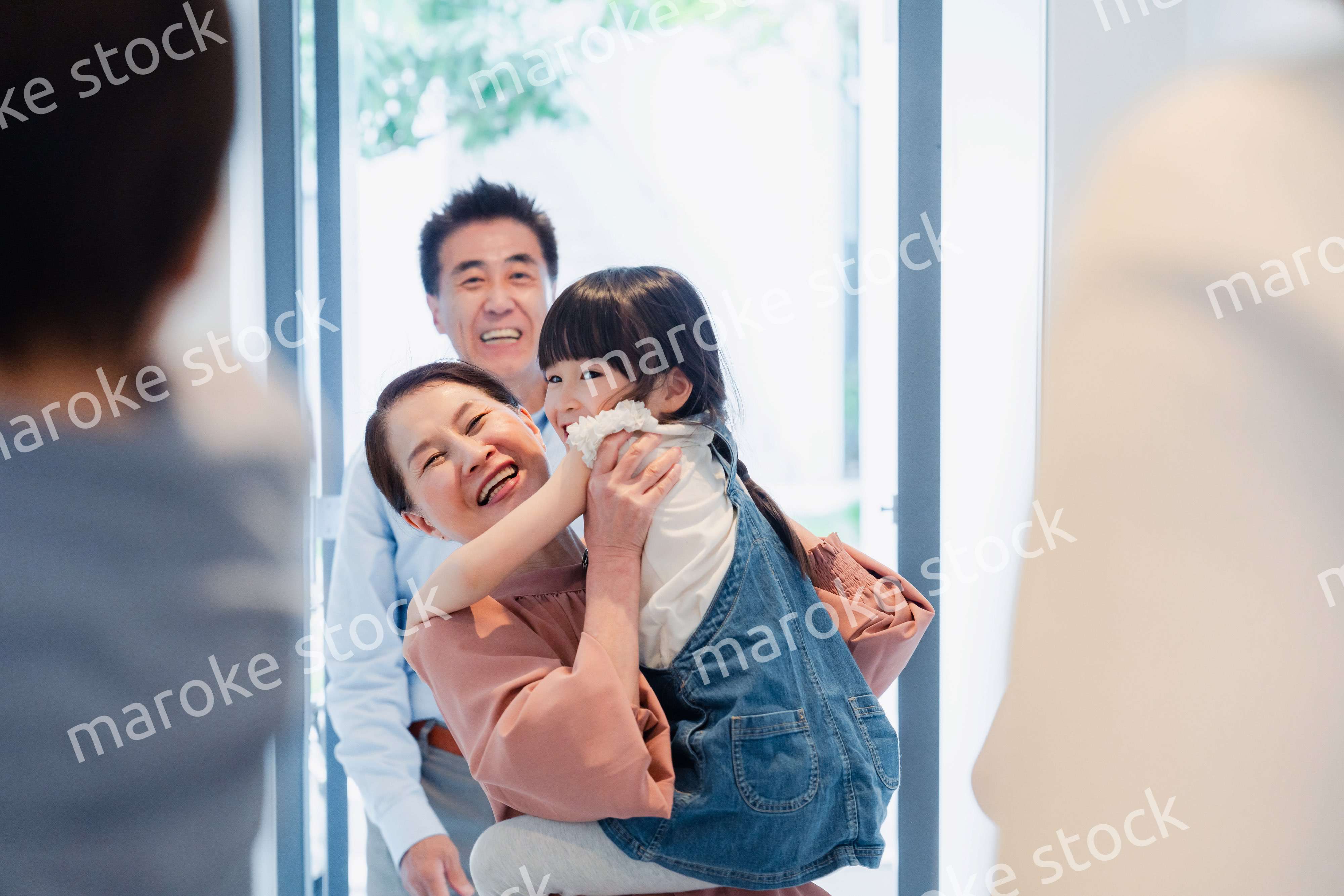 孫たちの家を訪問する祖父母