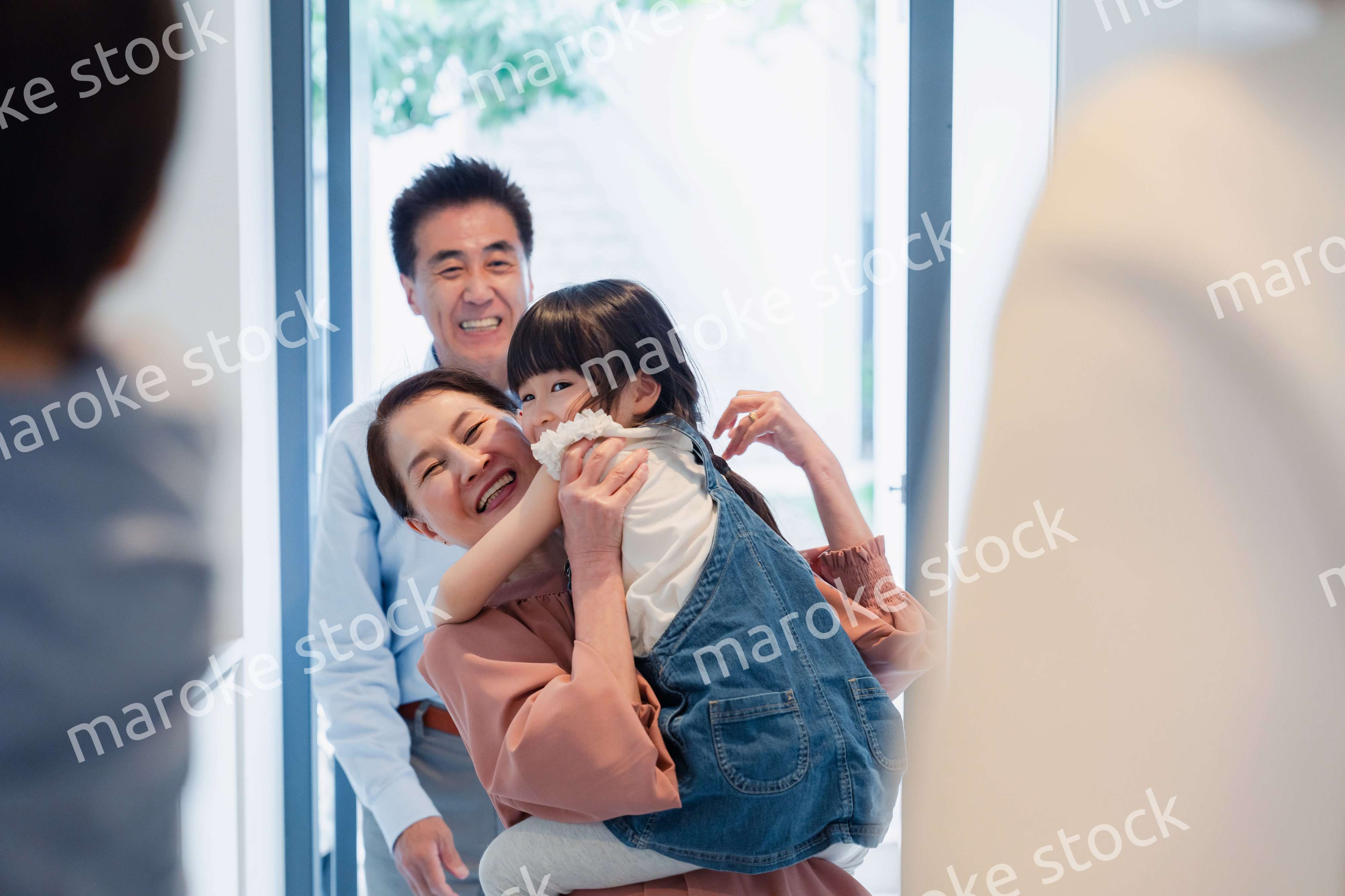 孫たちの家を訪問する祖父母