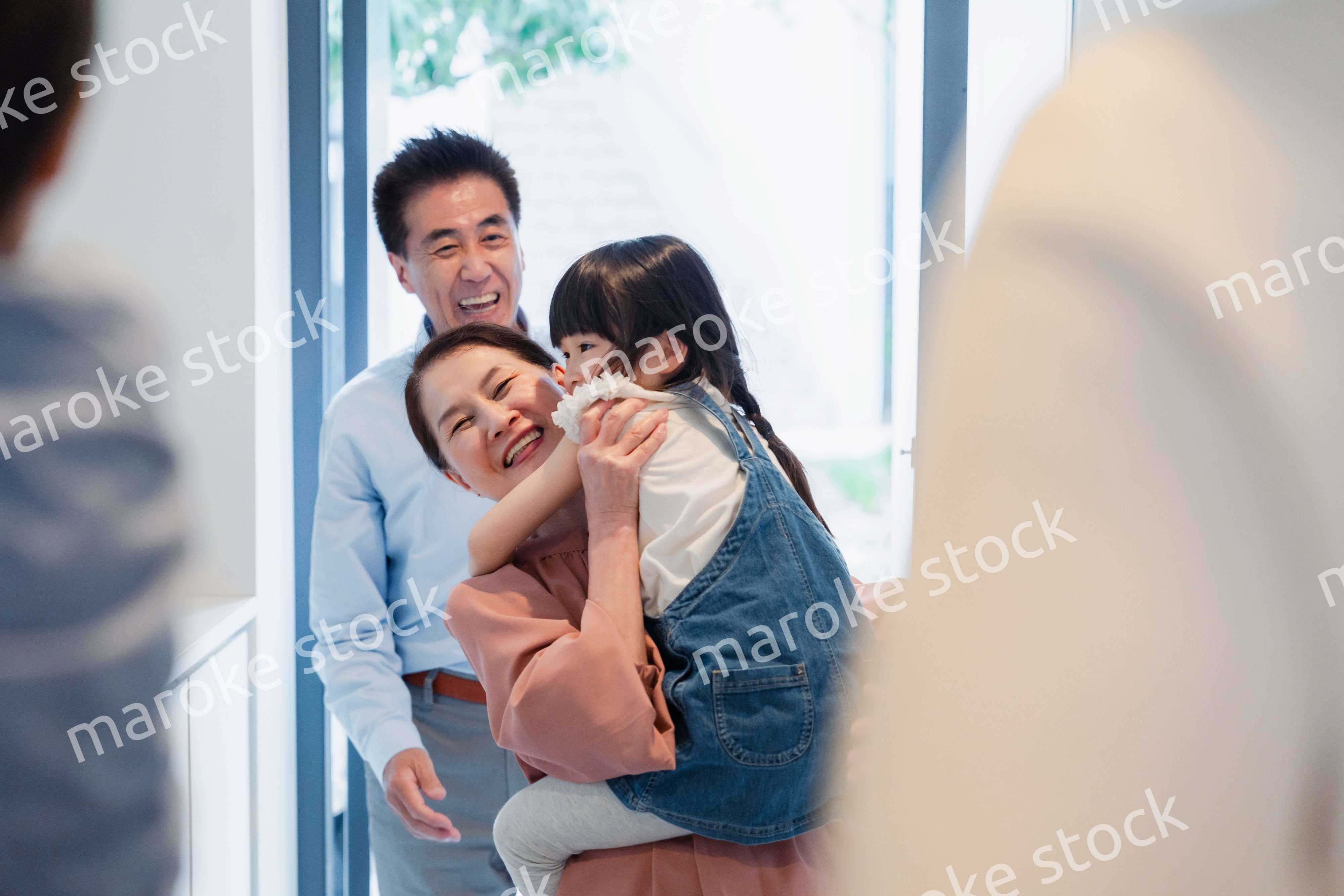 孫たちの家を訪問する祖父母