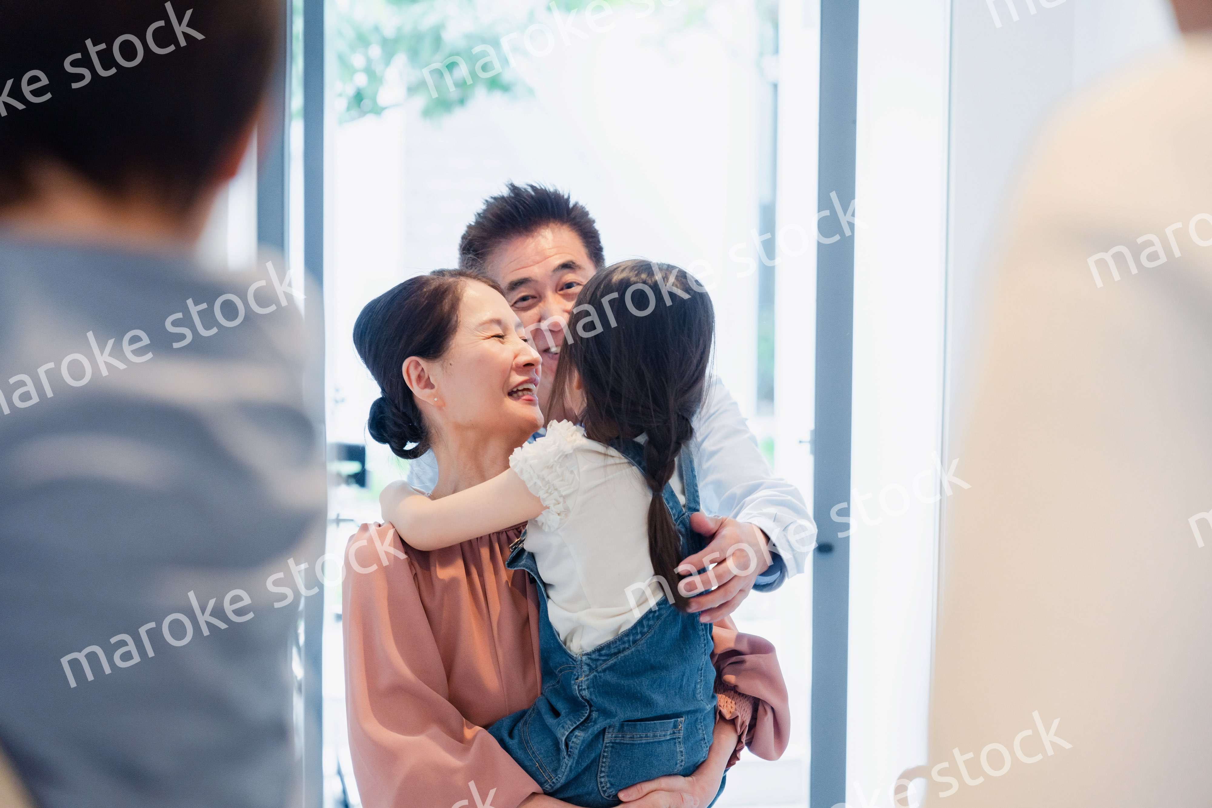 孫たちの家を訪問する祖父母