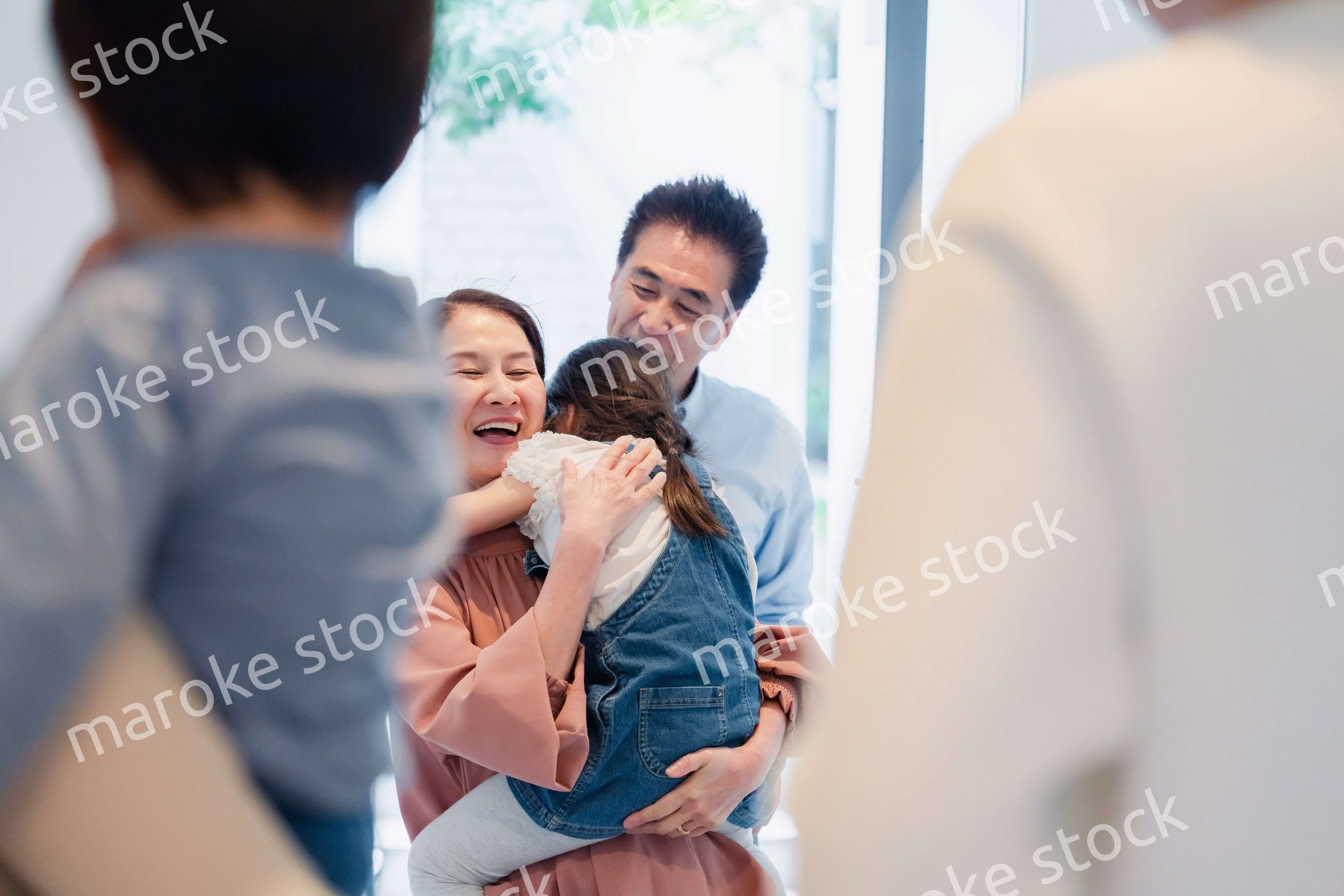 孫たちの家を訪問する祖父母