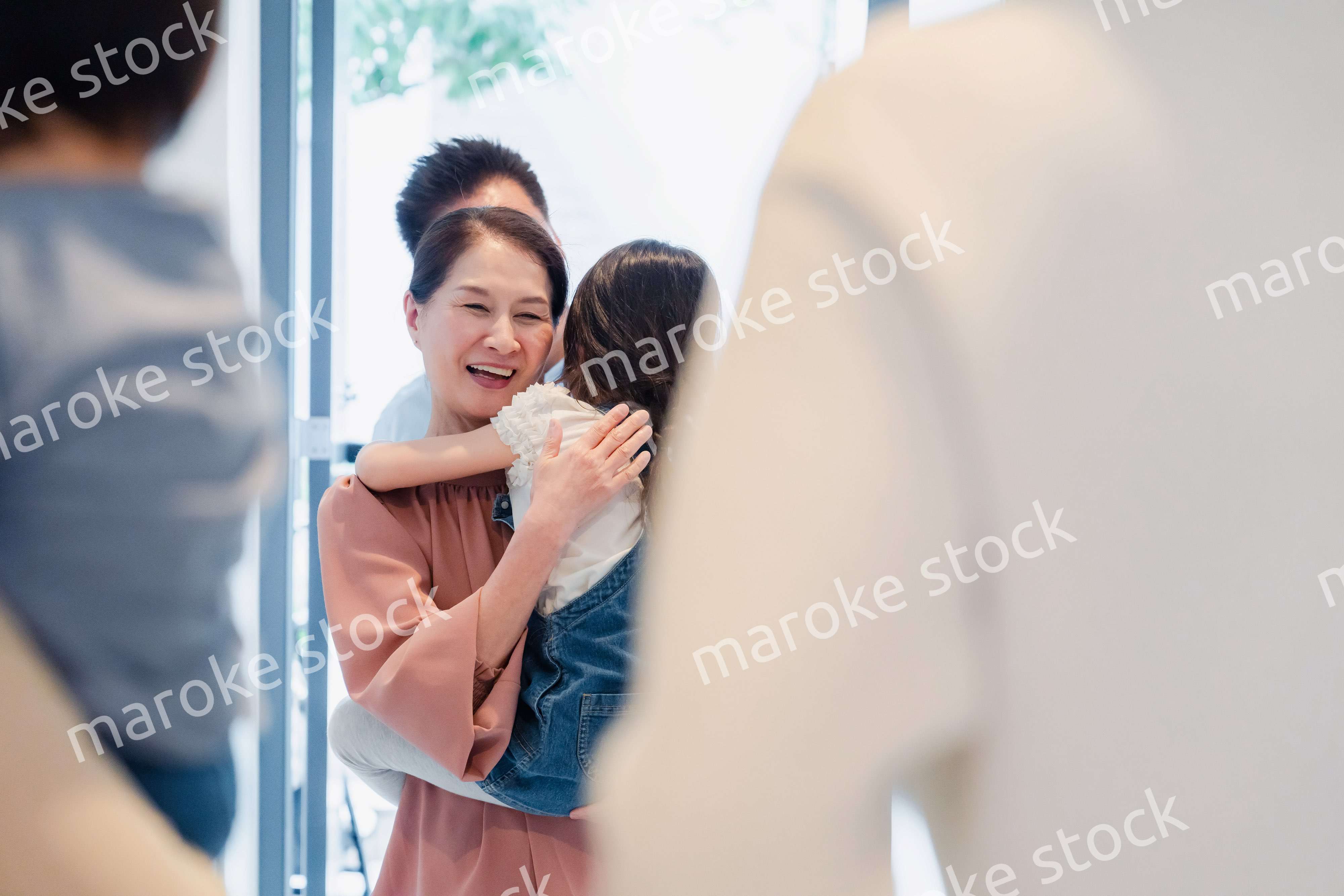 孫たちの家を訪問する祖父母