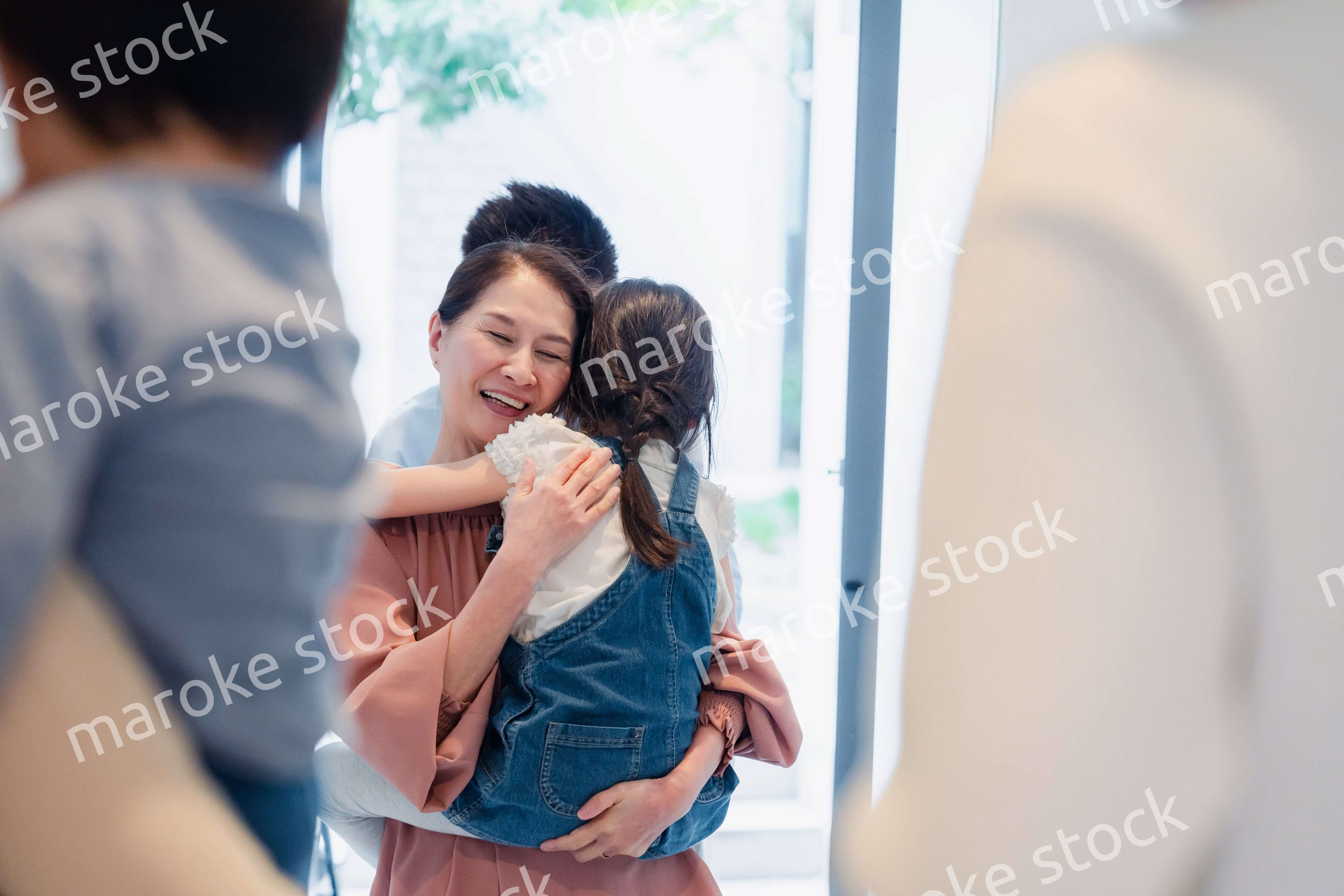 孫たちの家を訪問する祖父母