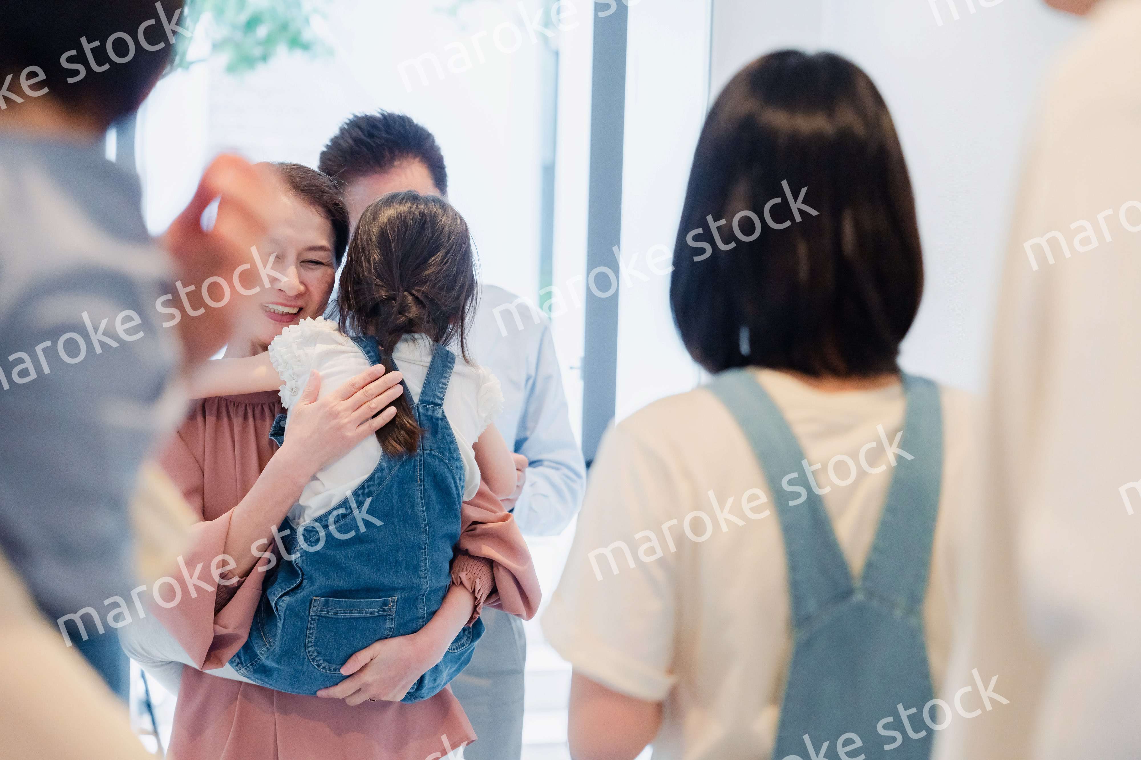 孫たちの家を訪問する祖父母