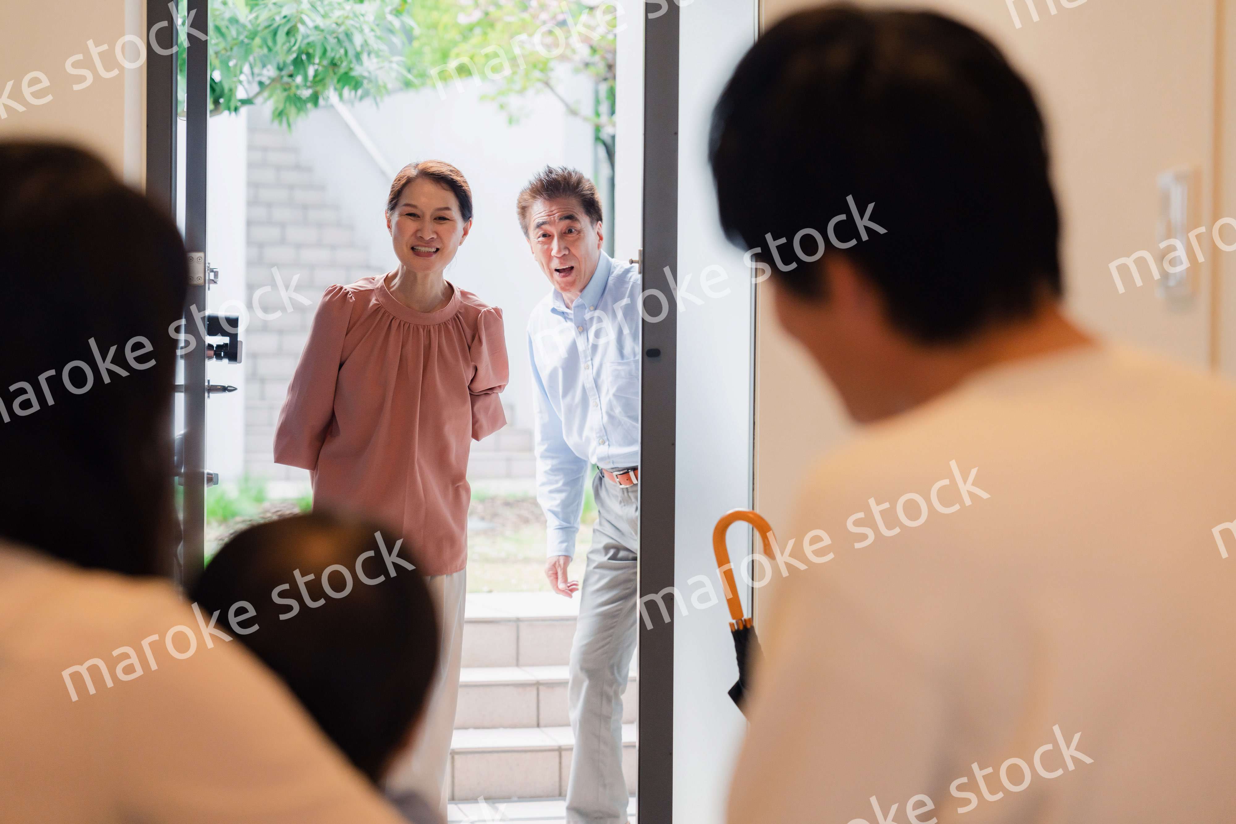 孫の成長を見に家に遊びにきた祖父母