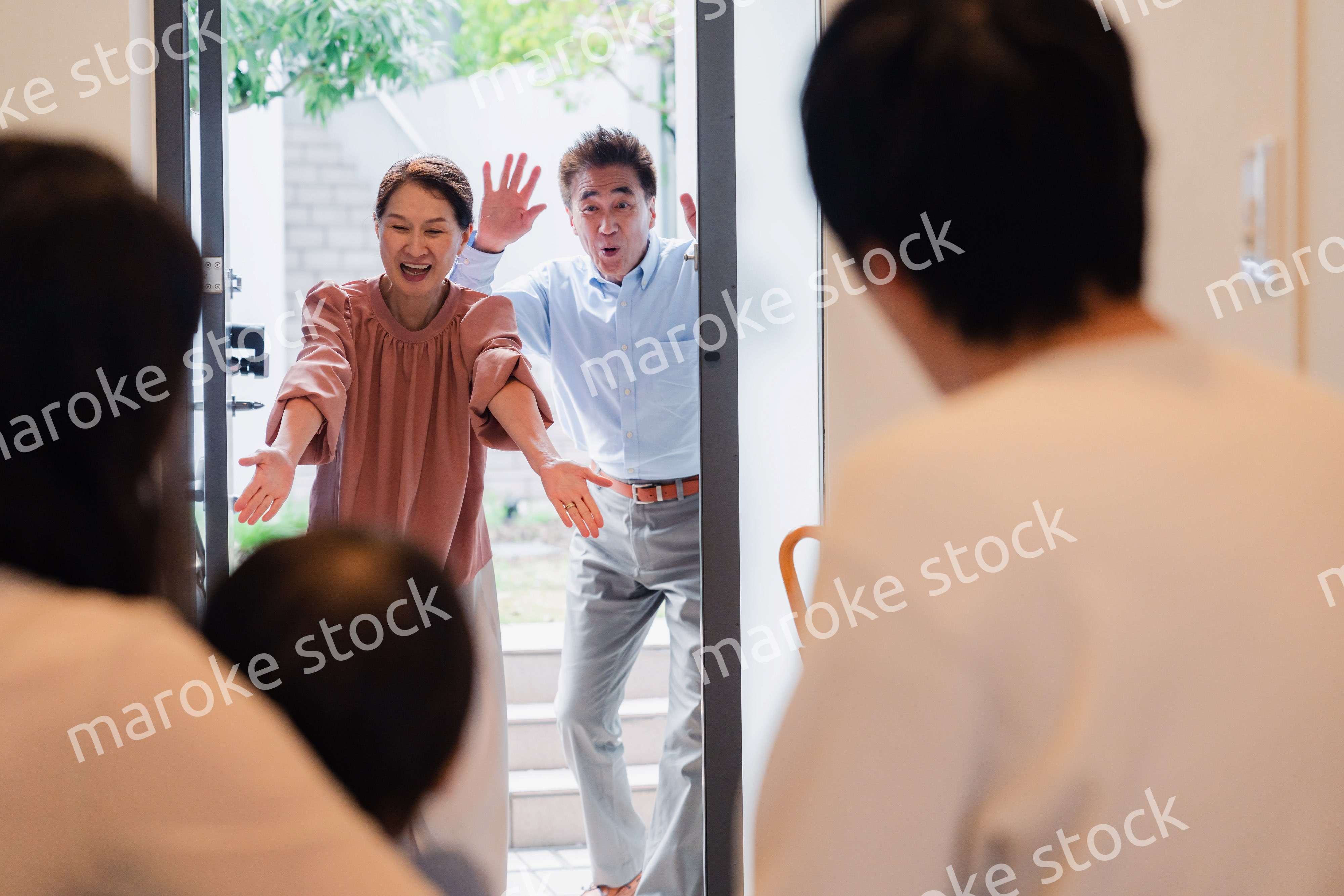 孫の成長を見に家に遊びにきた祖父母