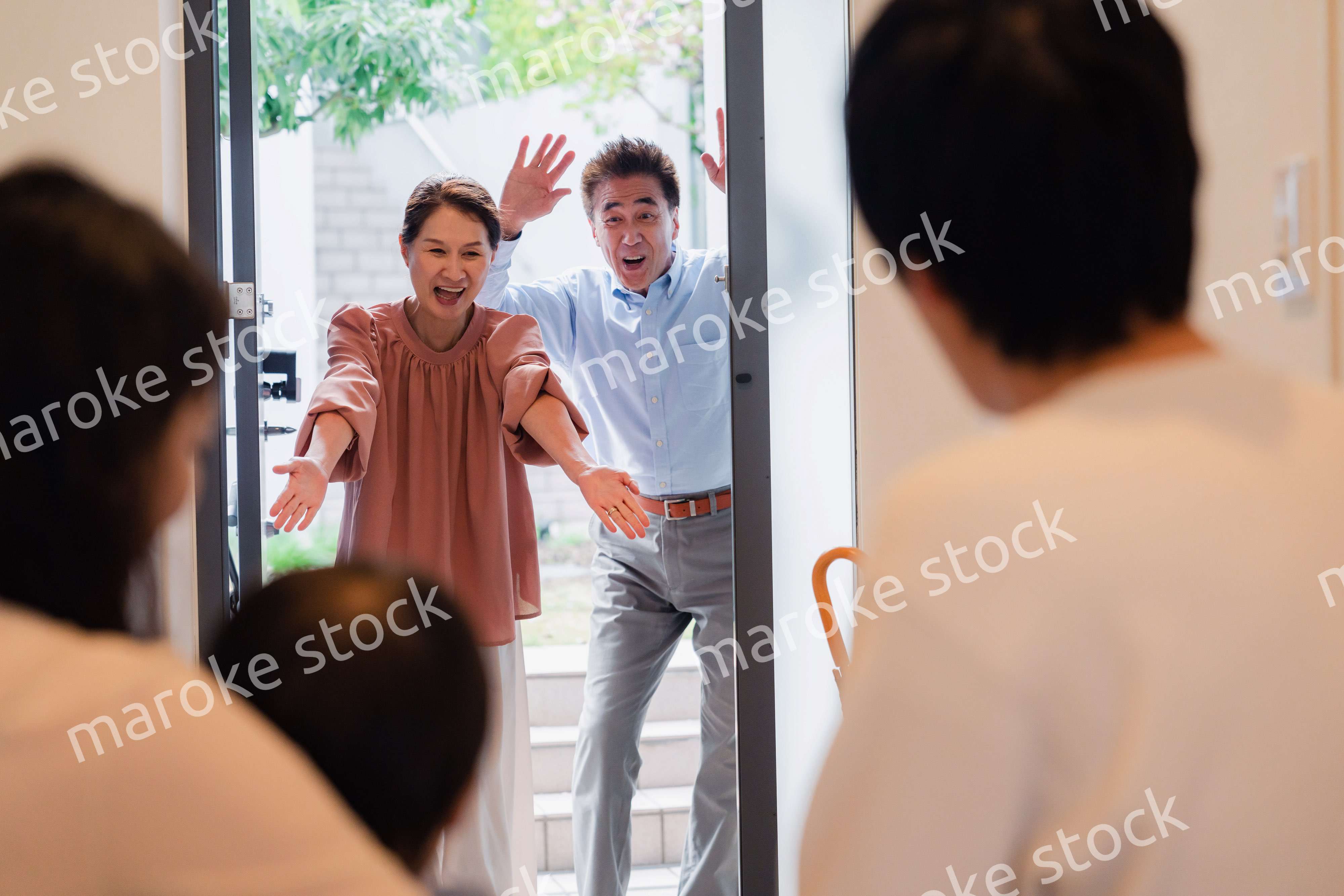 孫の成長を見に家に遊びにきた祖父母