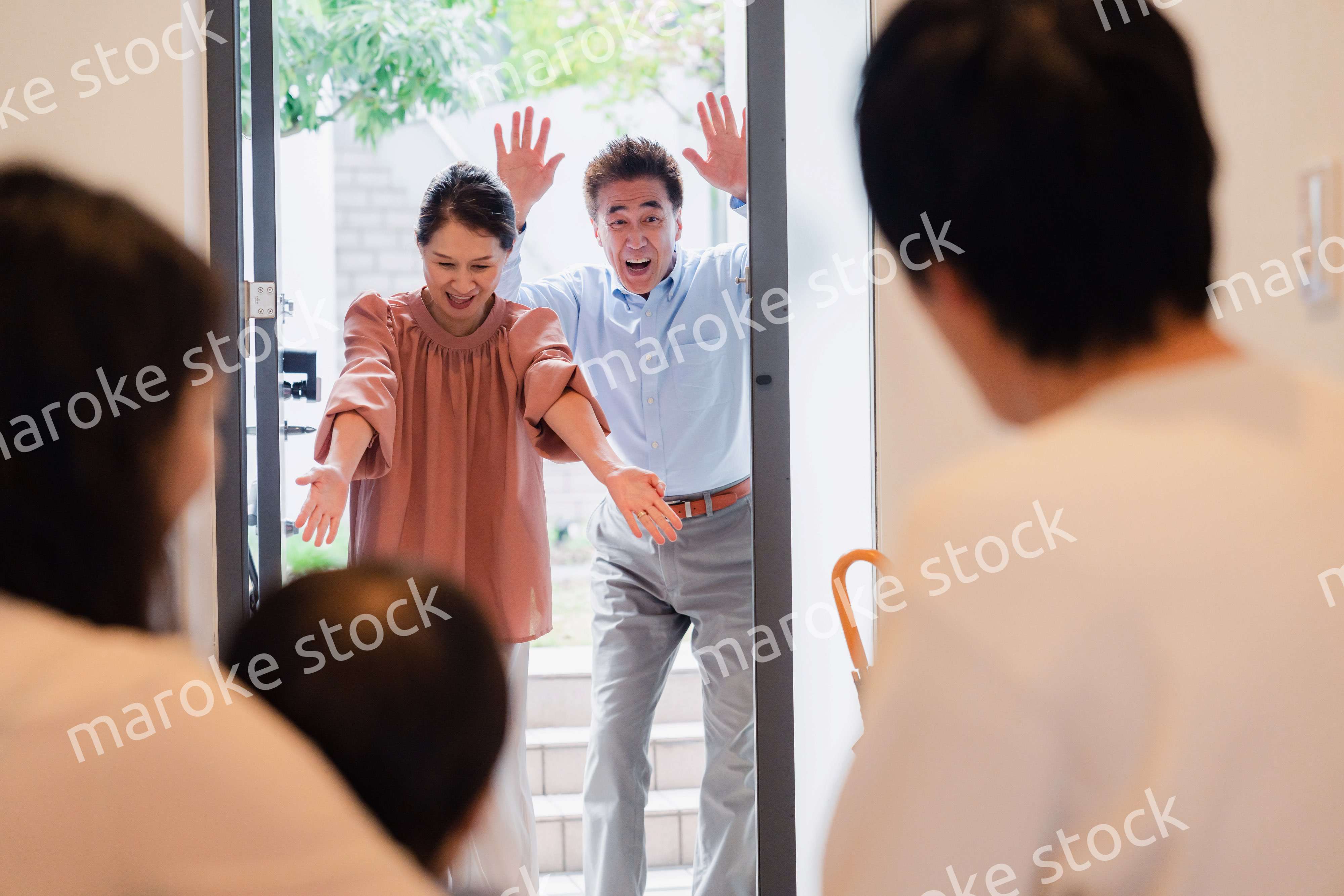 孫の成長を見に家に遊びにきた祖父母