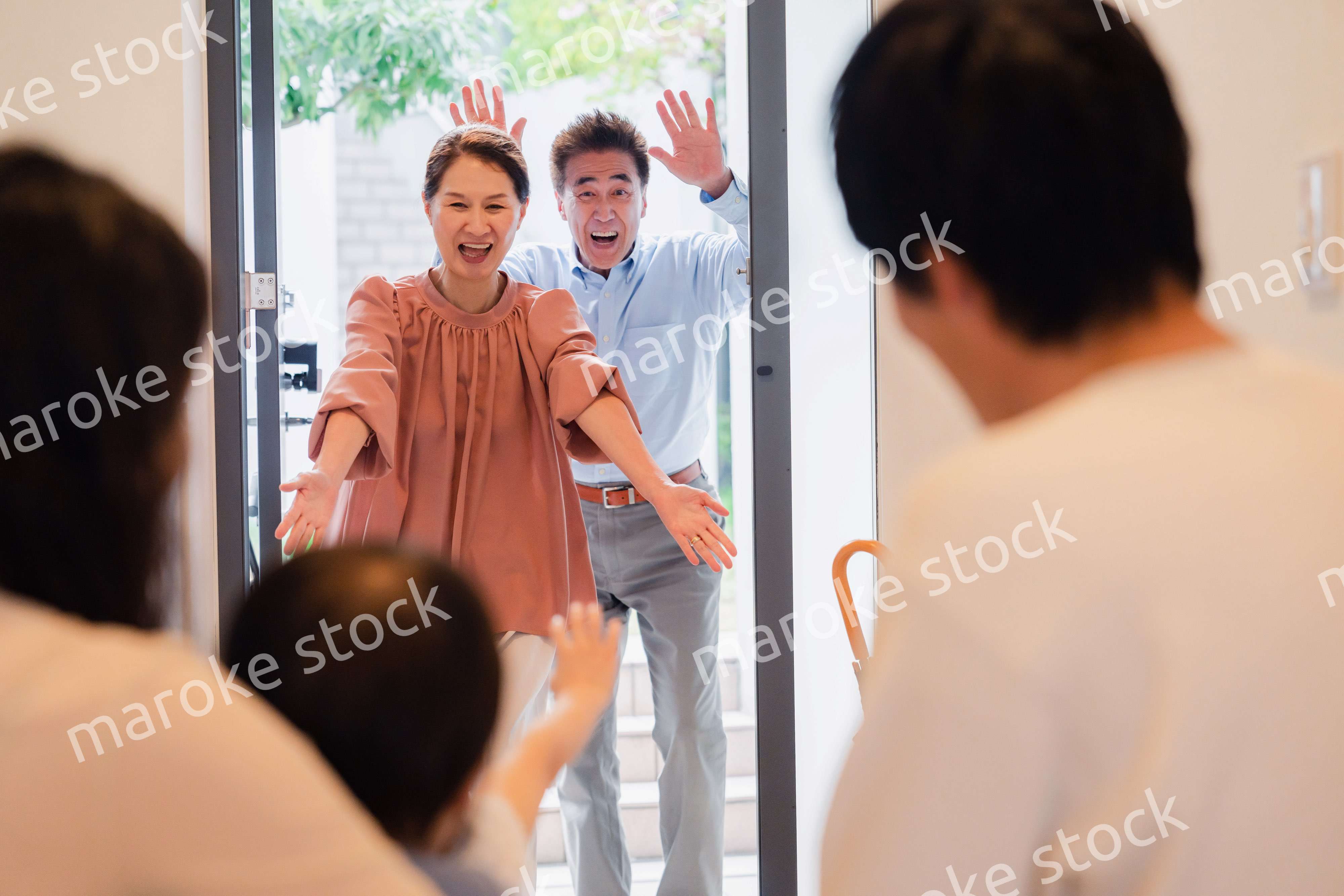 孫の成長を見に家に遊びにきた祖父母