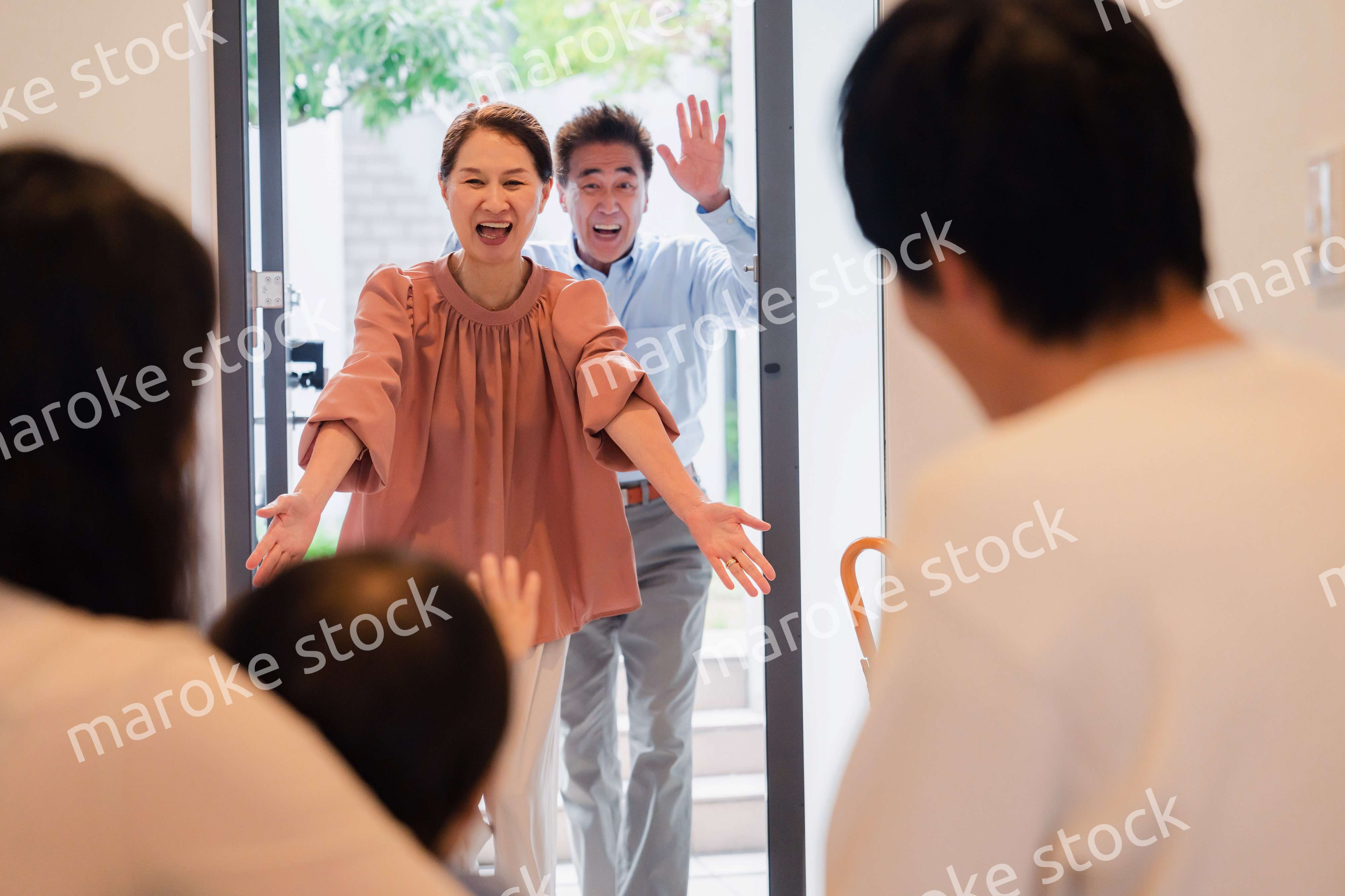 孫の成長を見に家に遊びにきた祖父母