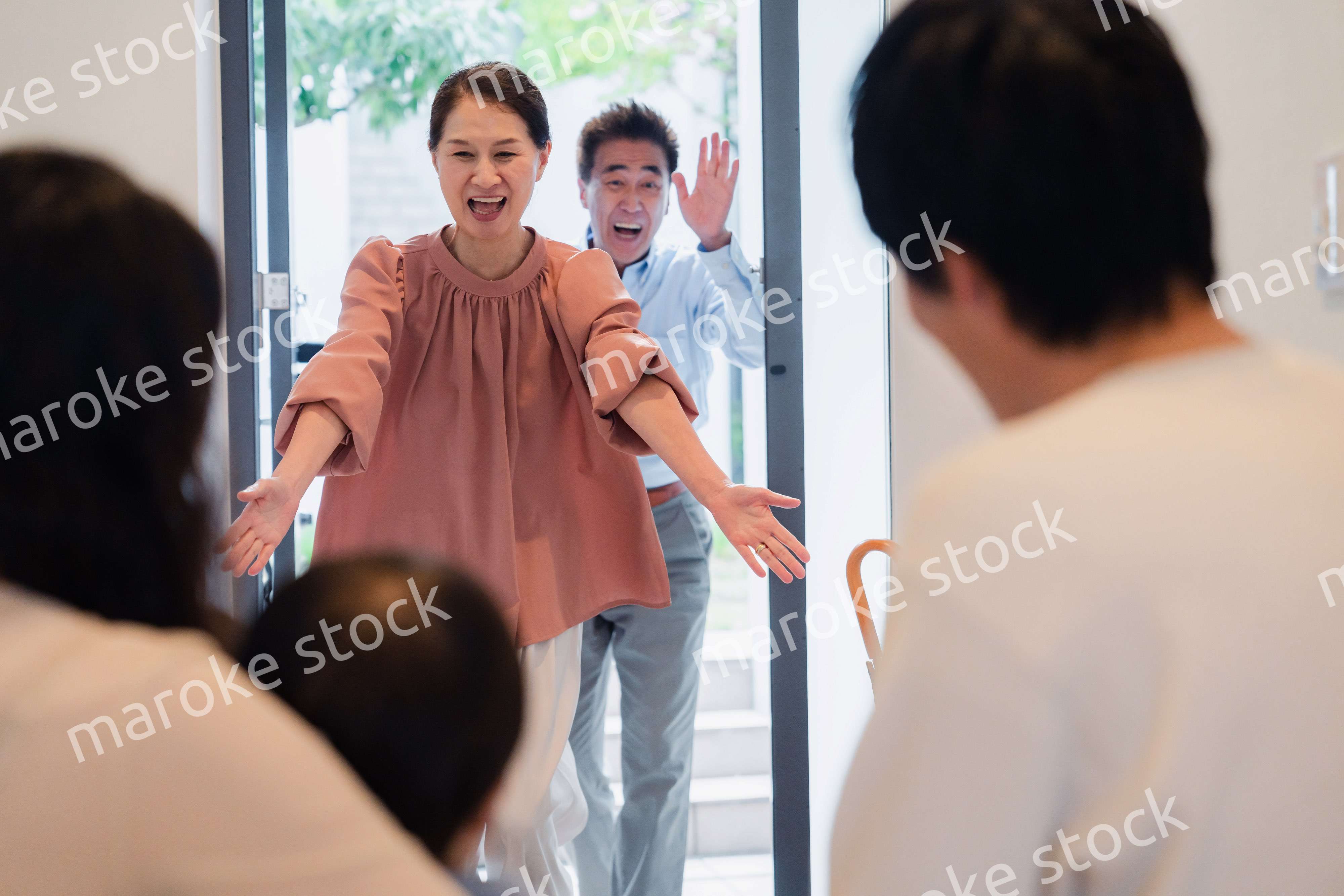 孫の成長を見に家に遊びにきた祖父母