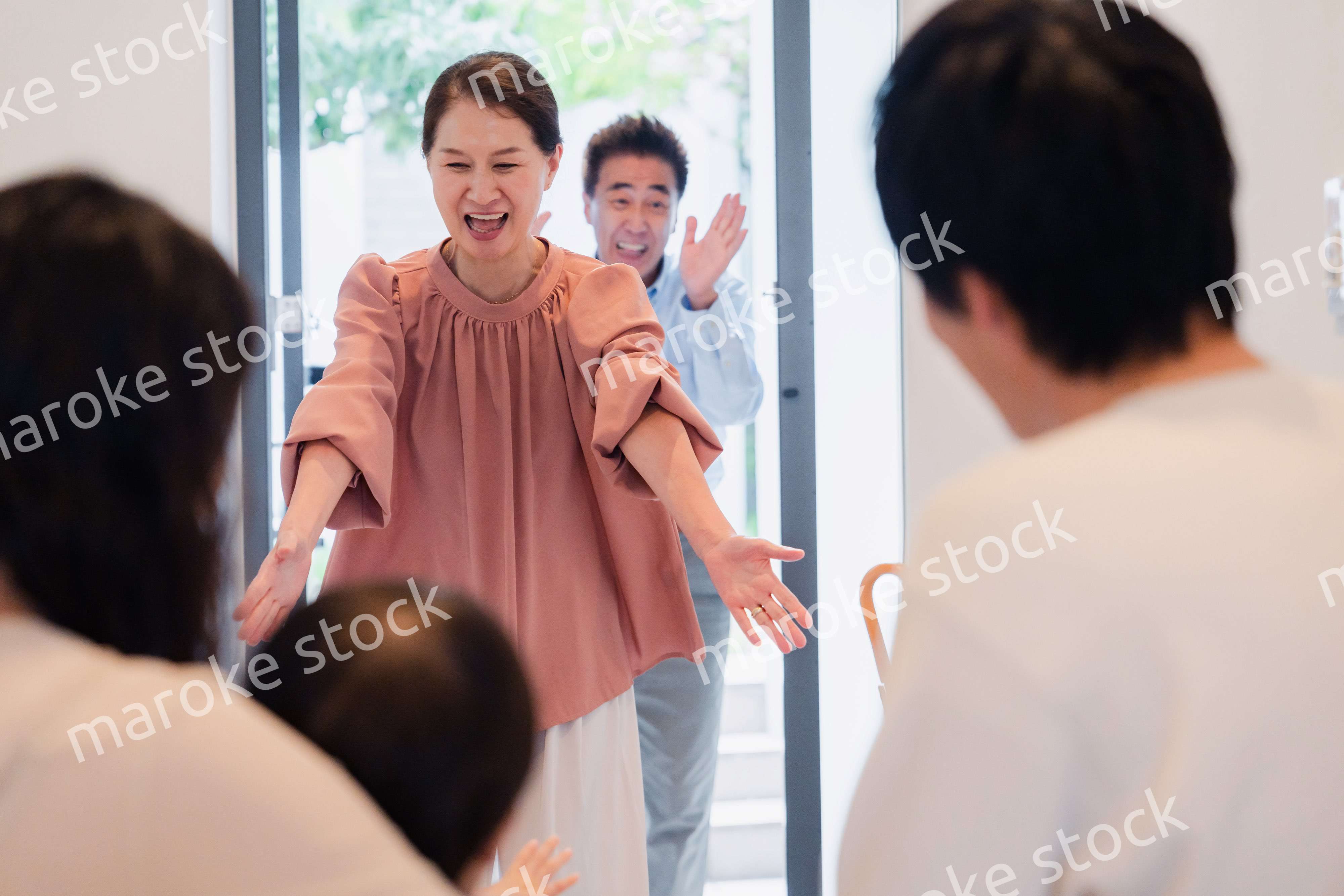 孫の成長を見に家に遊びにきた祖父母