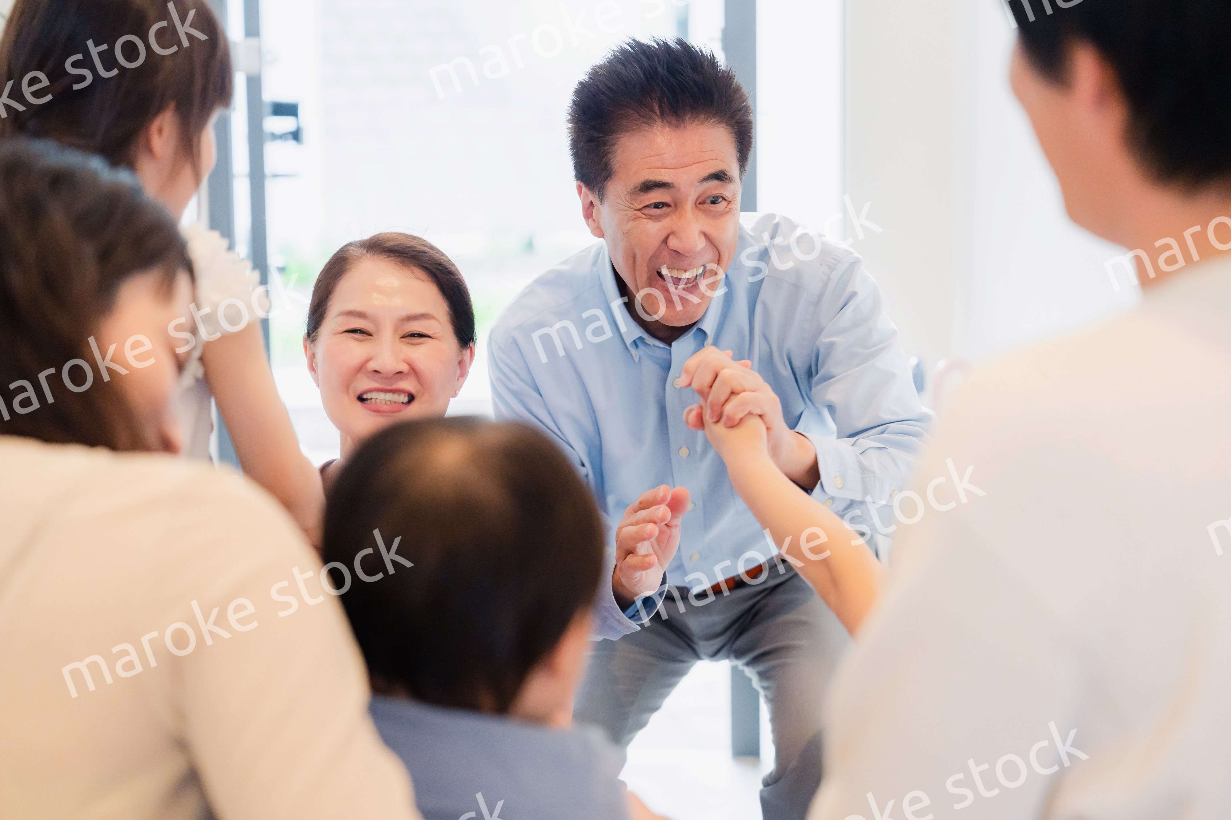 孫の成長を見に家に遊びにきた祖父母