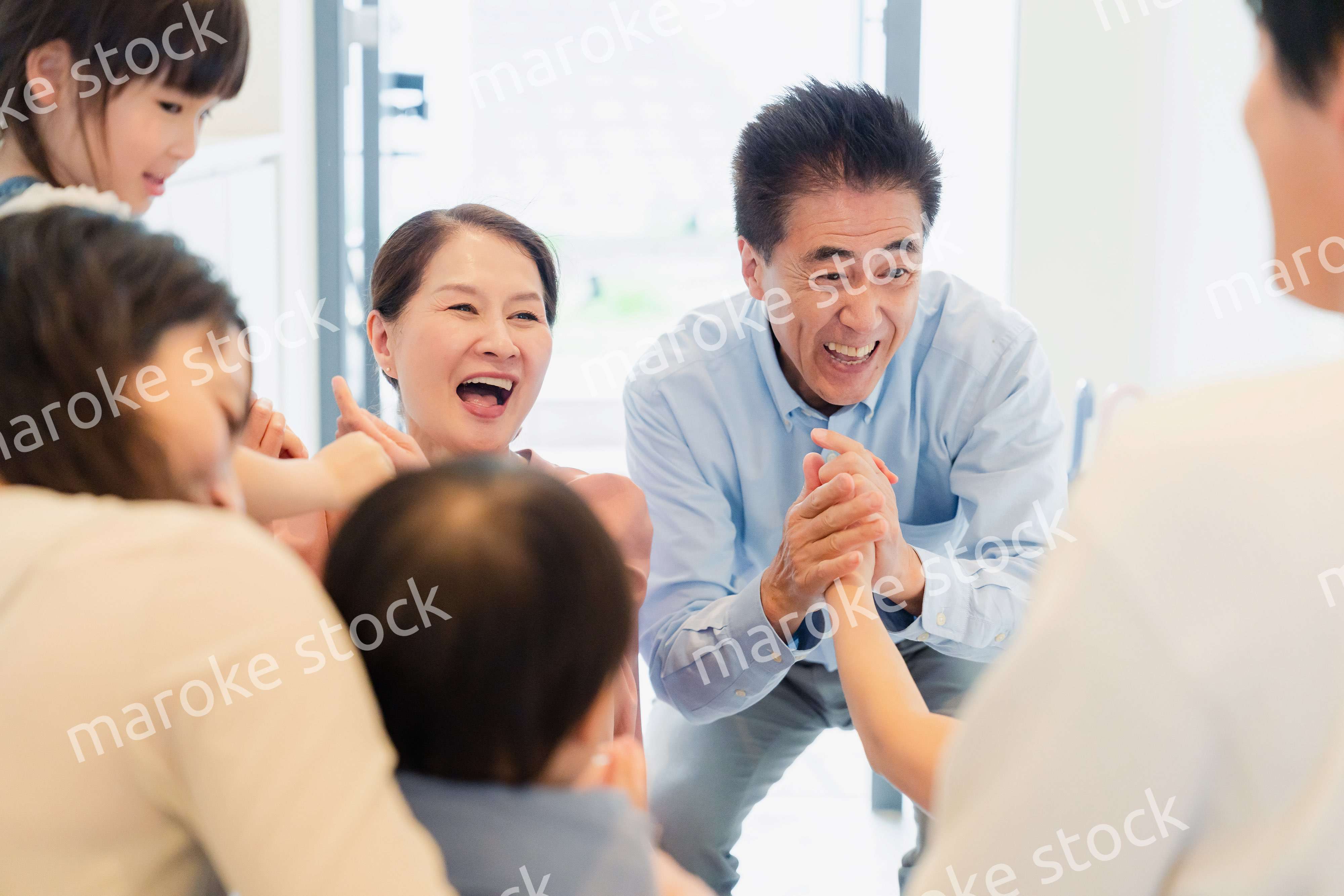 孫の成長を見に家に遊びにきた祖父母