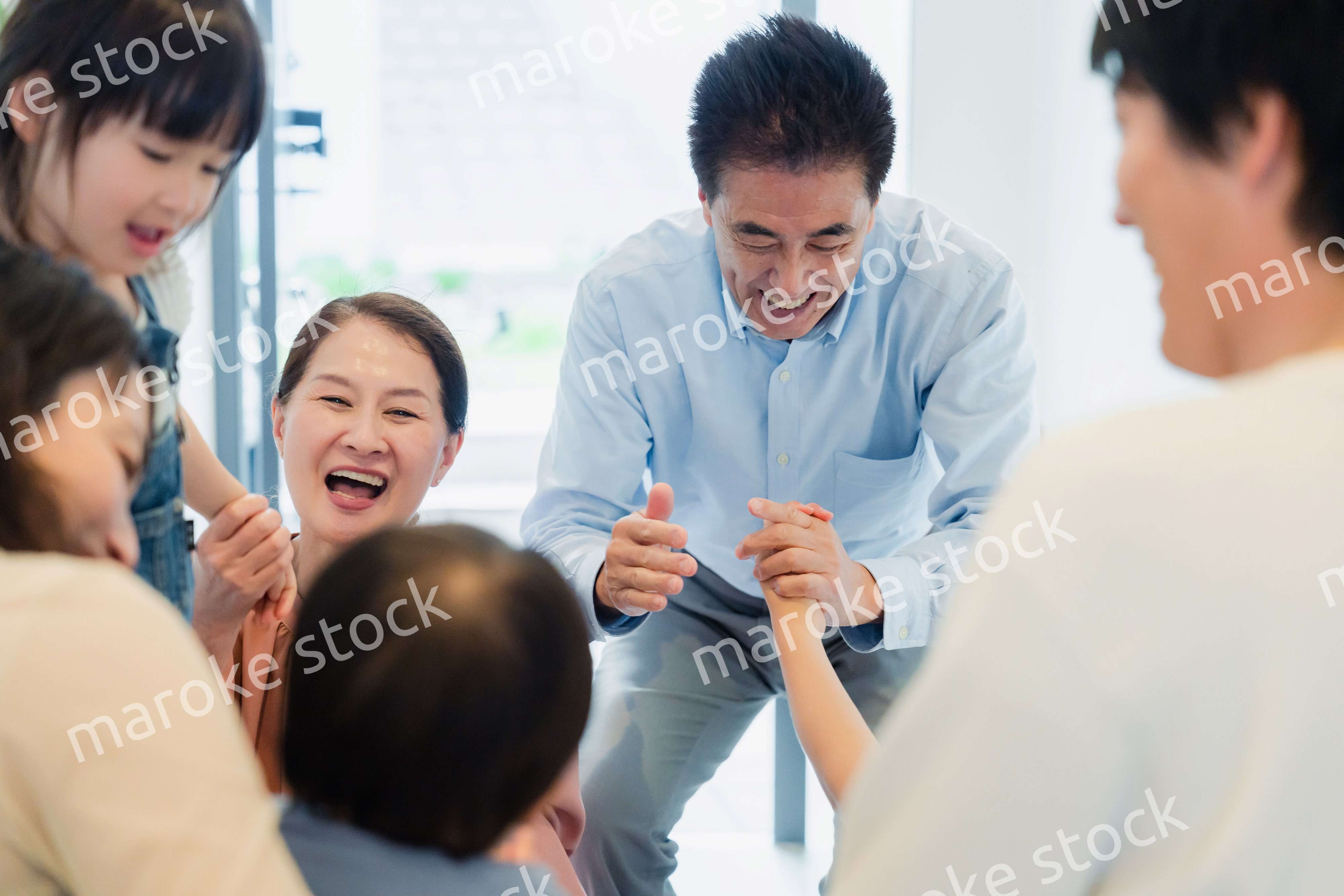 孫の成長を見に家に遊びにきた祖父母