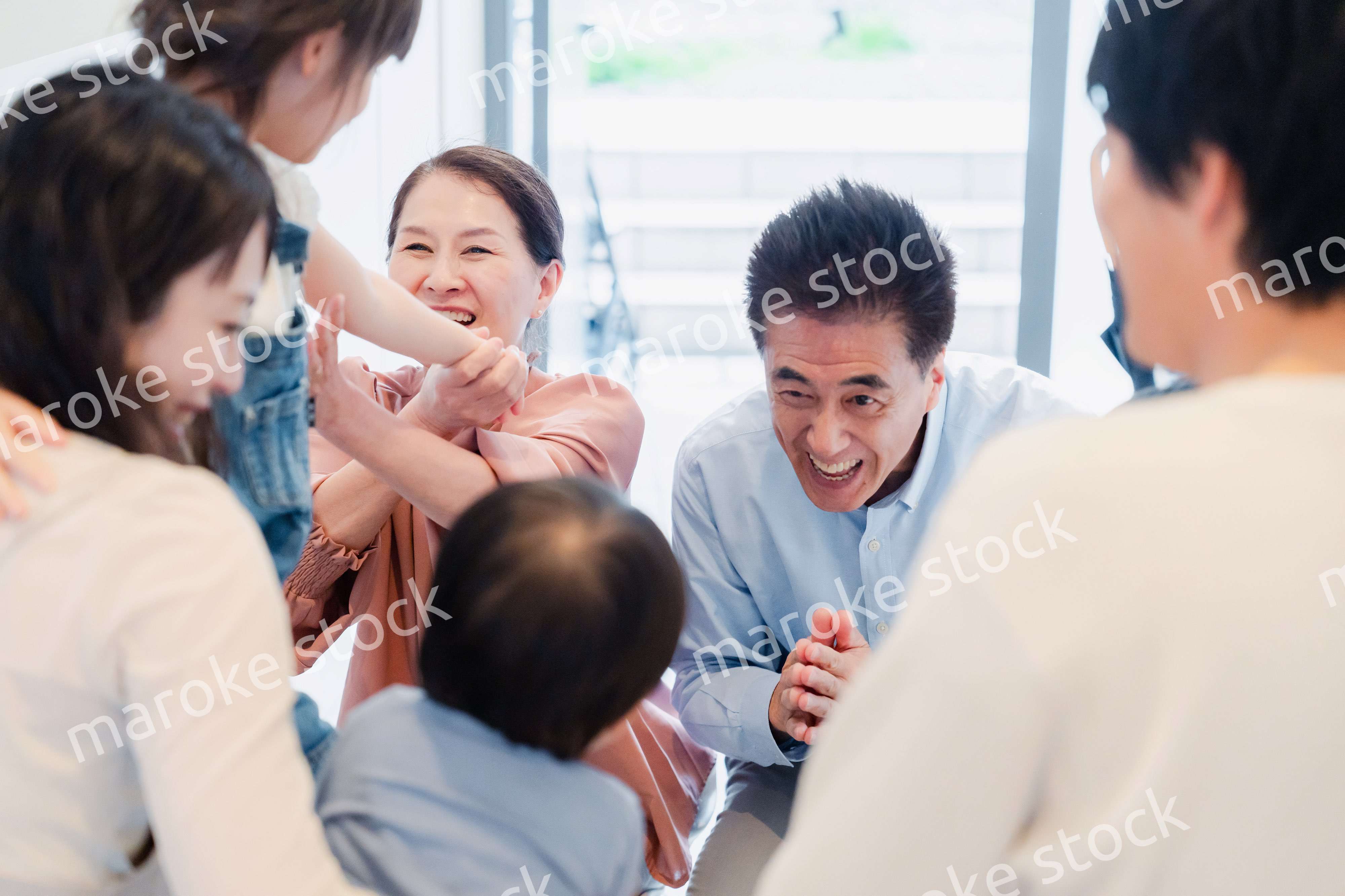 孫たちの家を訪問する祖父母