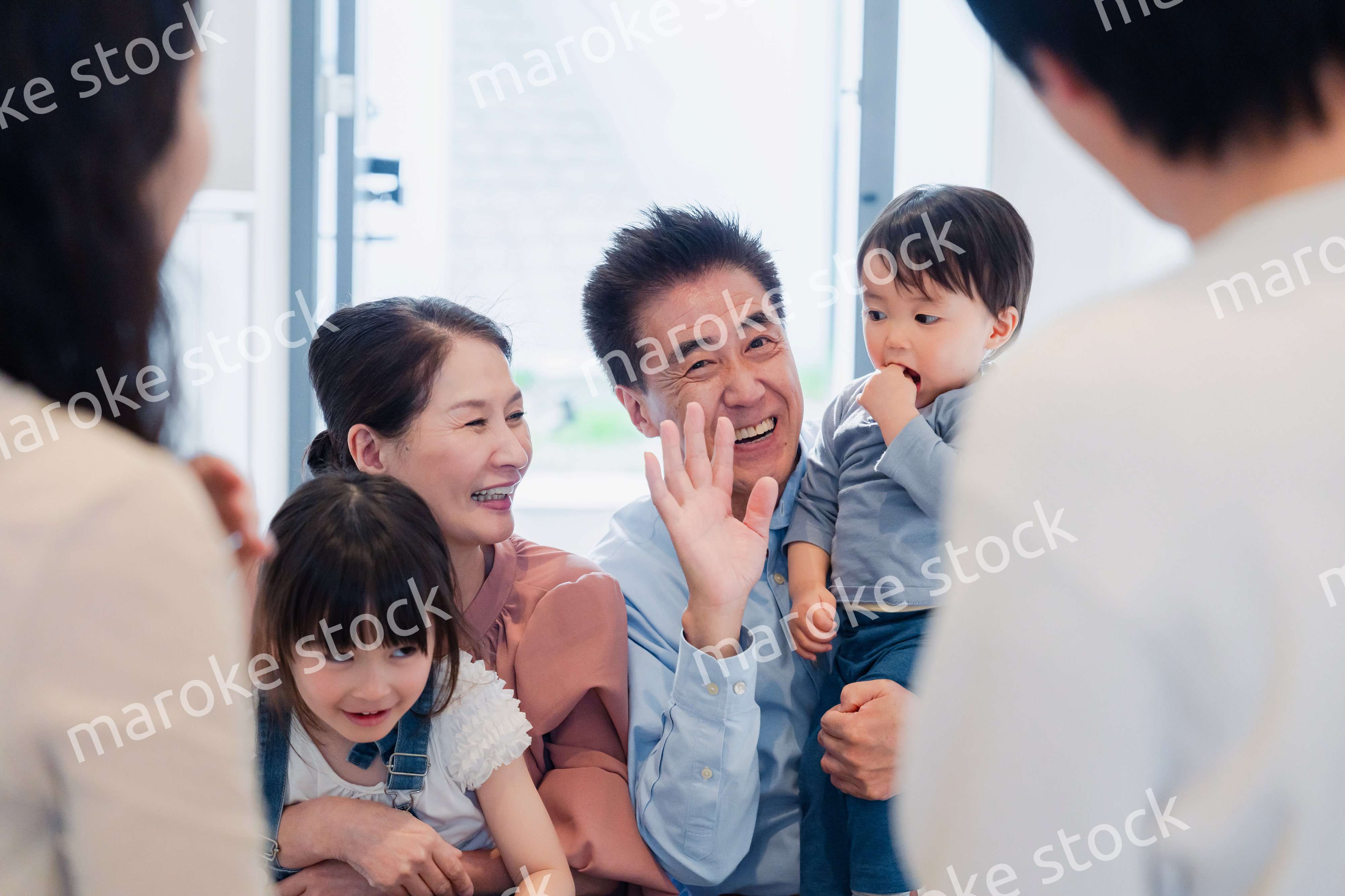 孫たちの家を訪問する祖父母