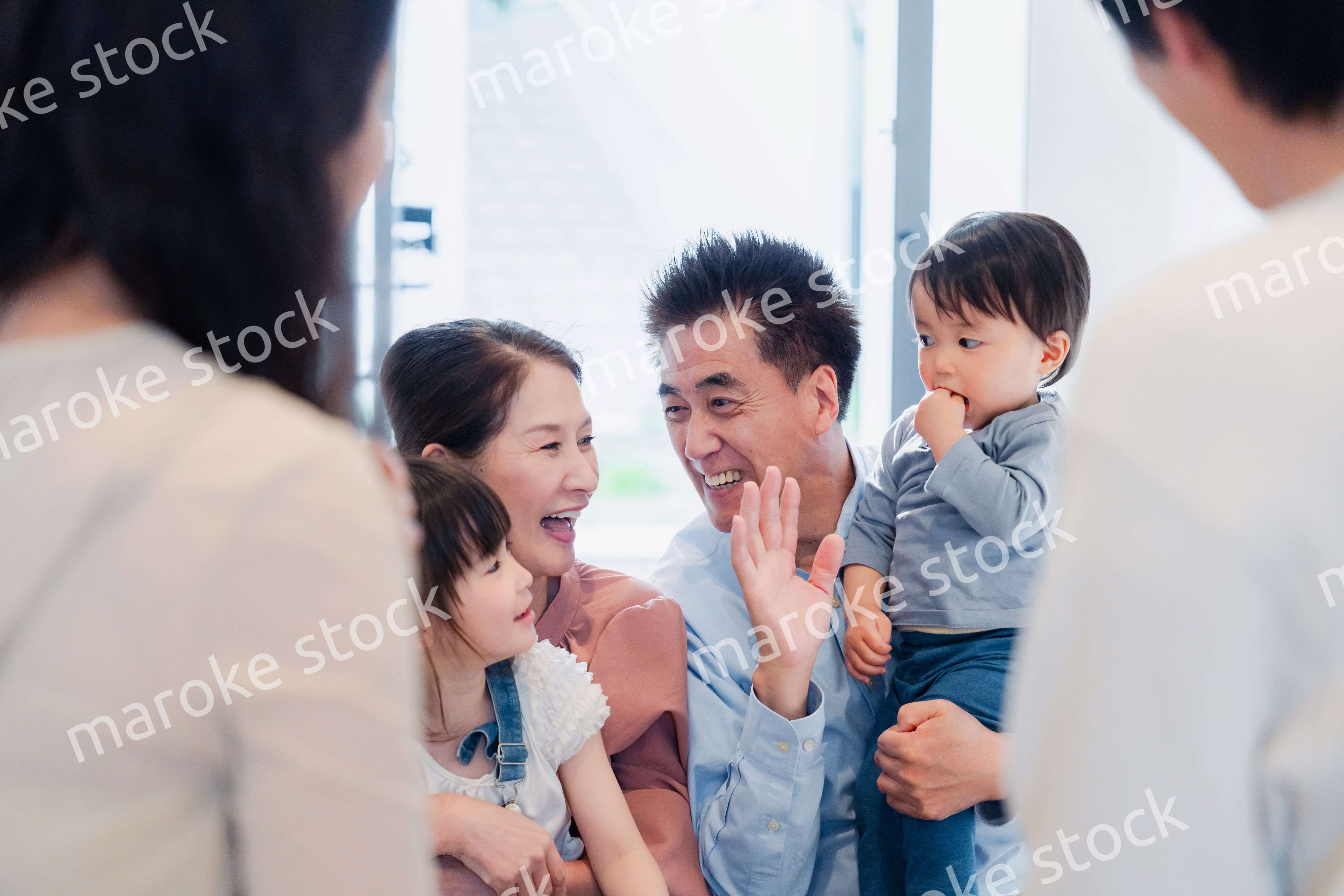 孫たちの家を訪問する祖父母