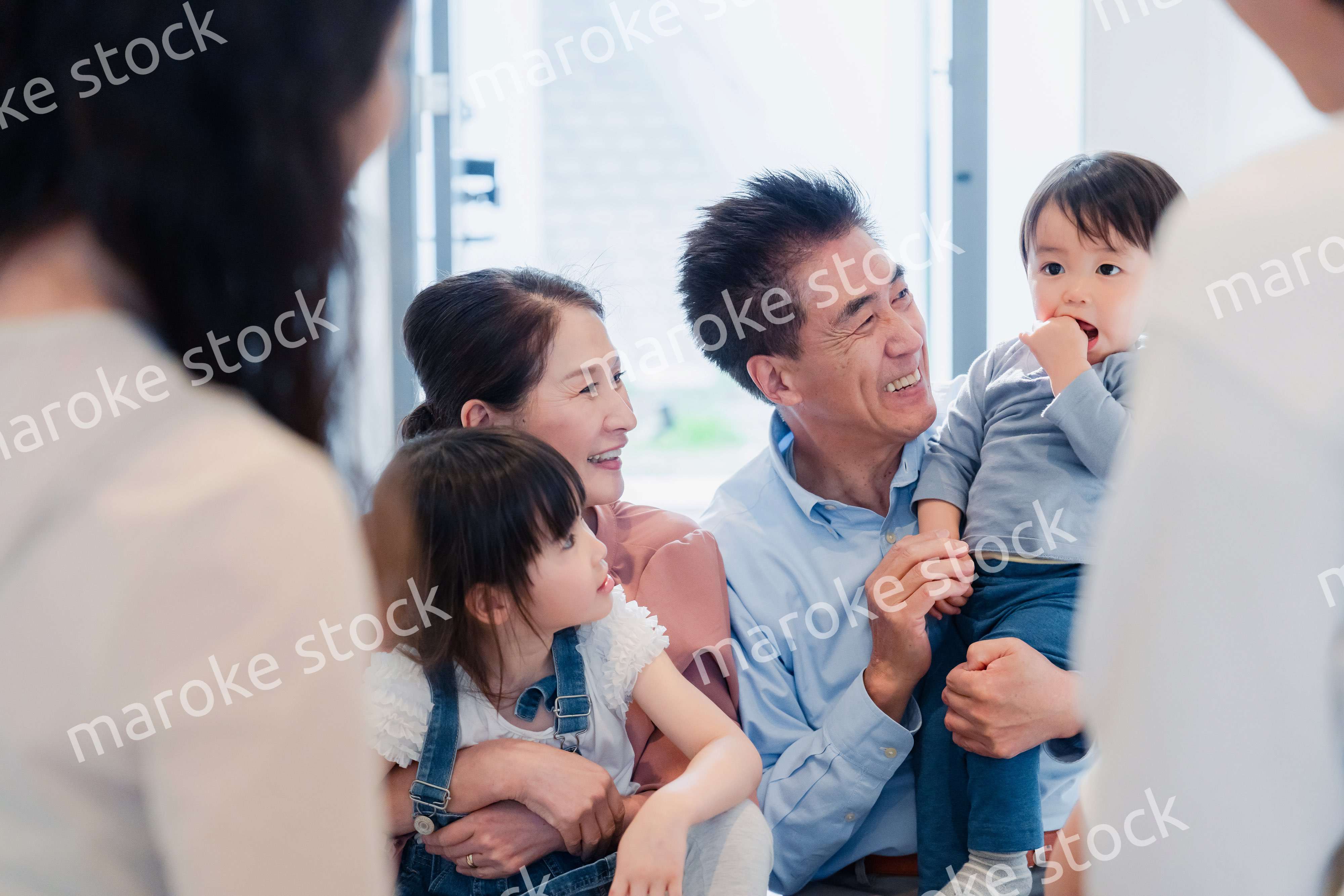 孫たちの家を訪問する祖父母