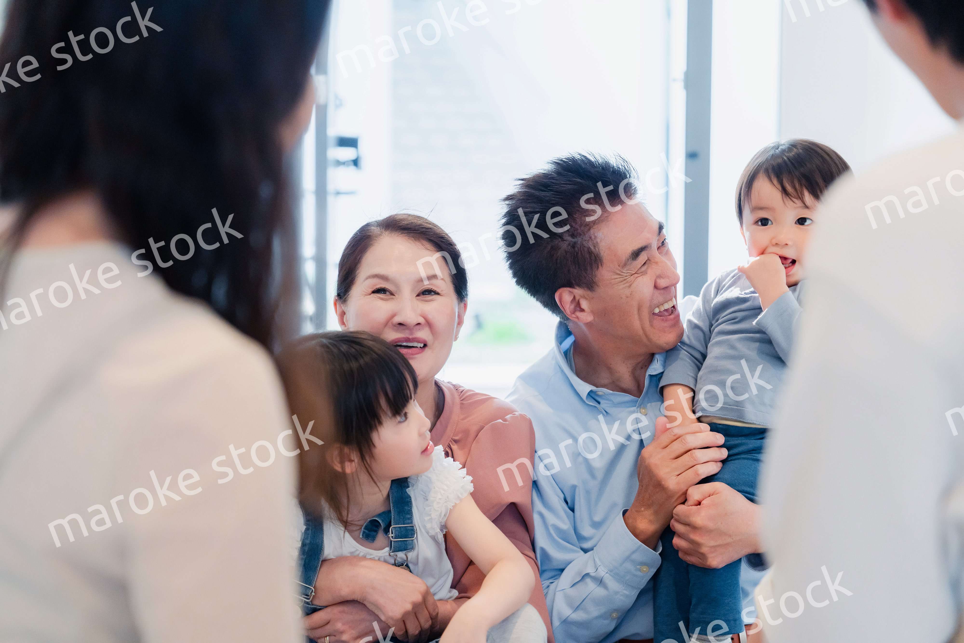 孫たちの家を訪問する祖父母