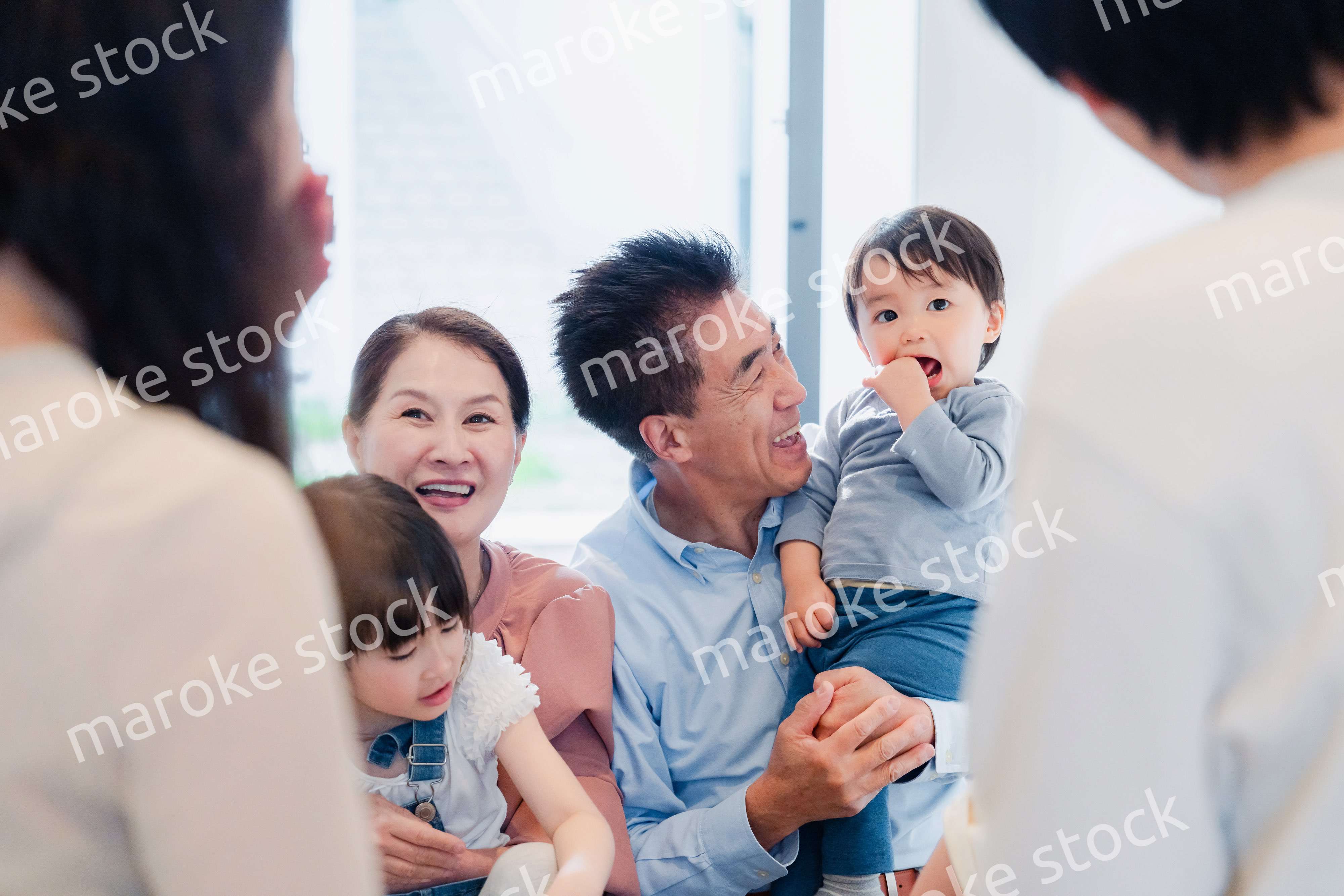 孫たちの家を訪問する祖父母