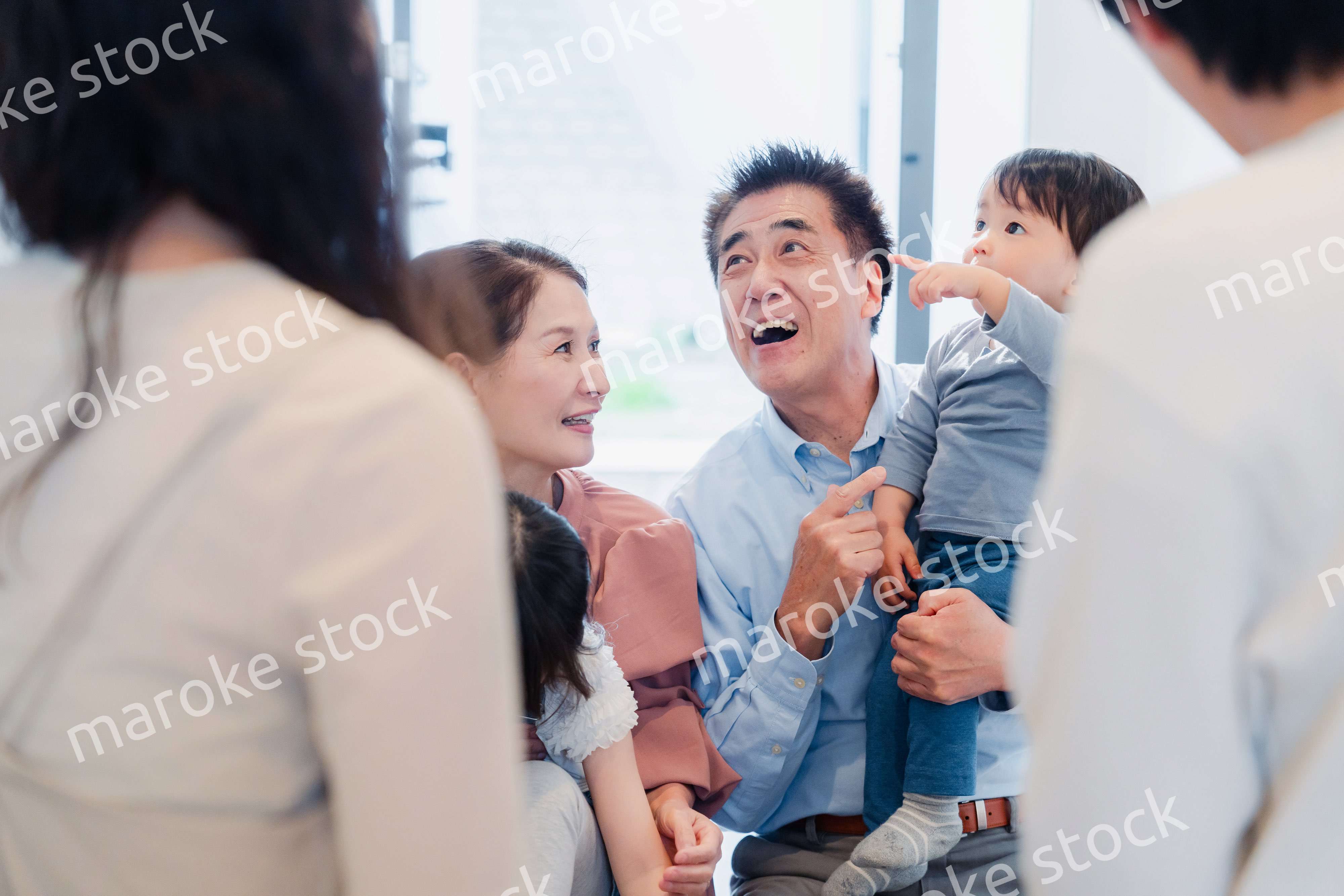 孫たちの家を訪問する祖父母