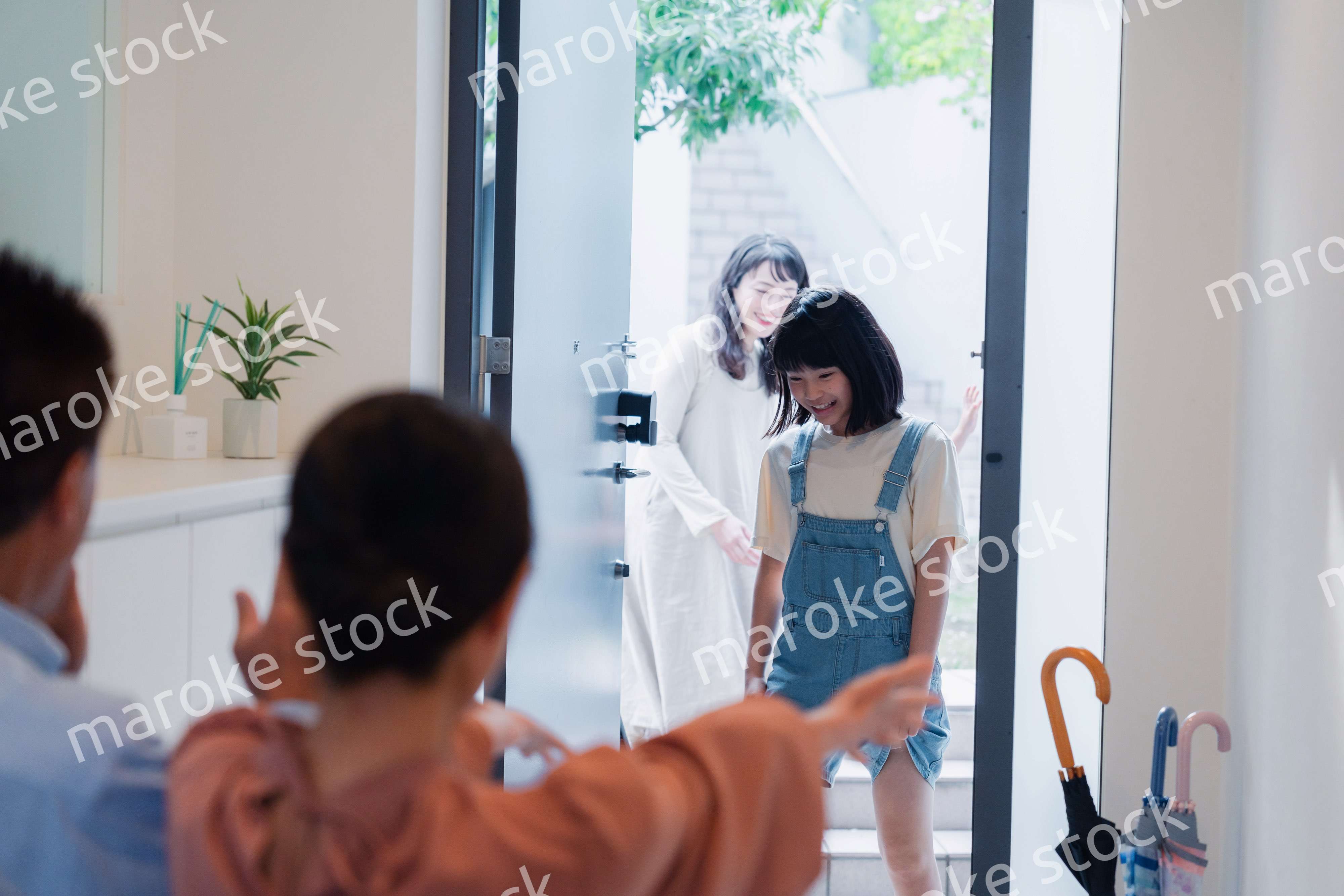 祖父母の家に遊びに来た家族