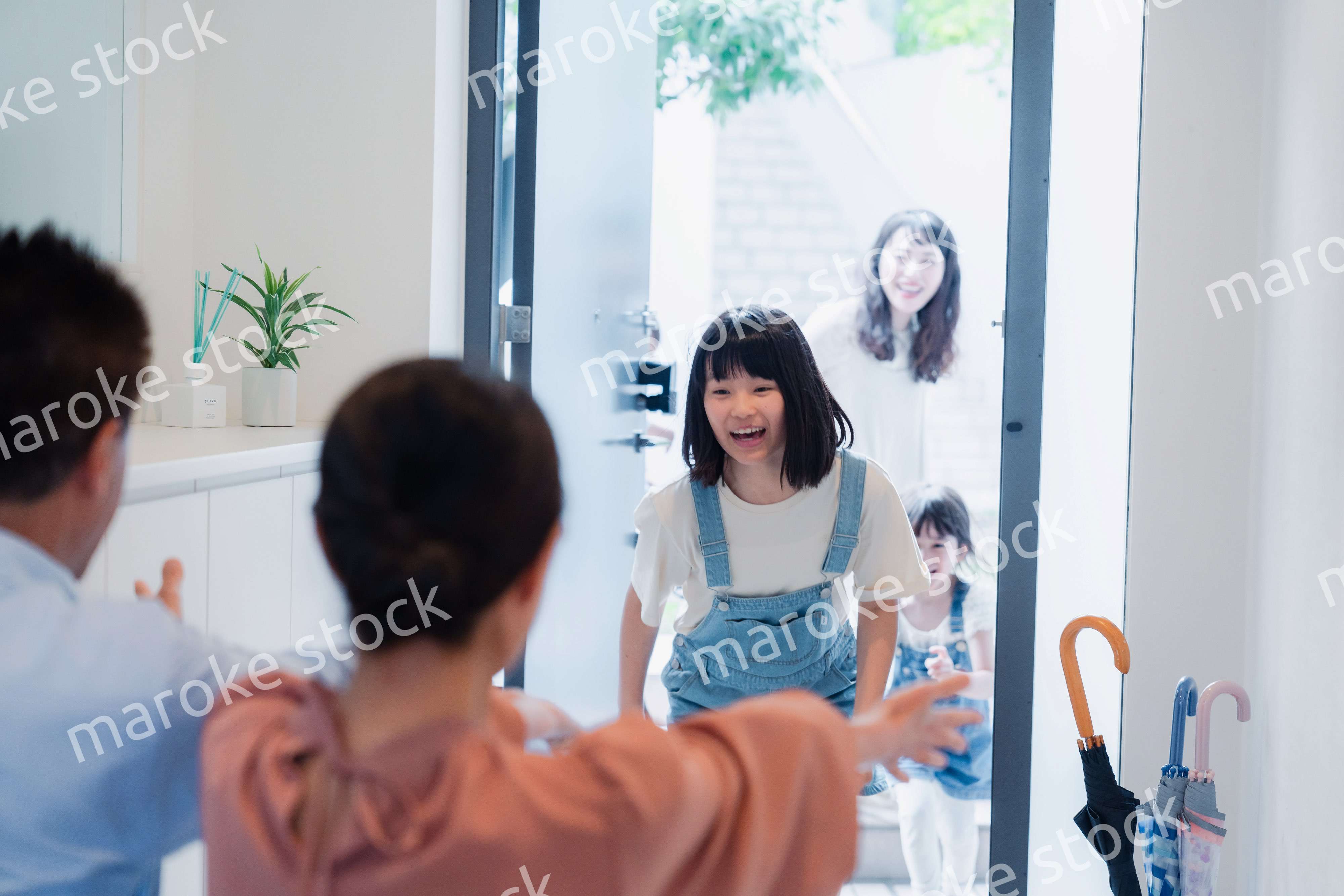 祖父母の家に遊びに来た家族