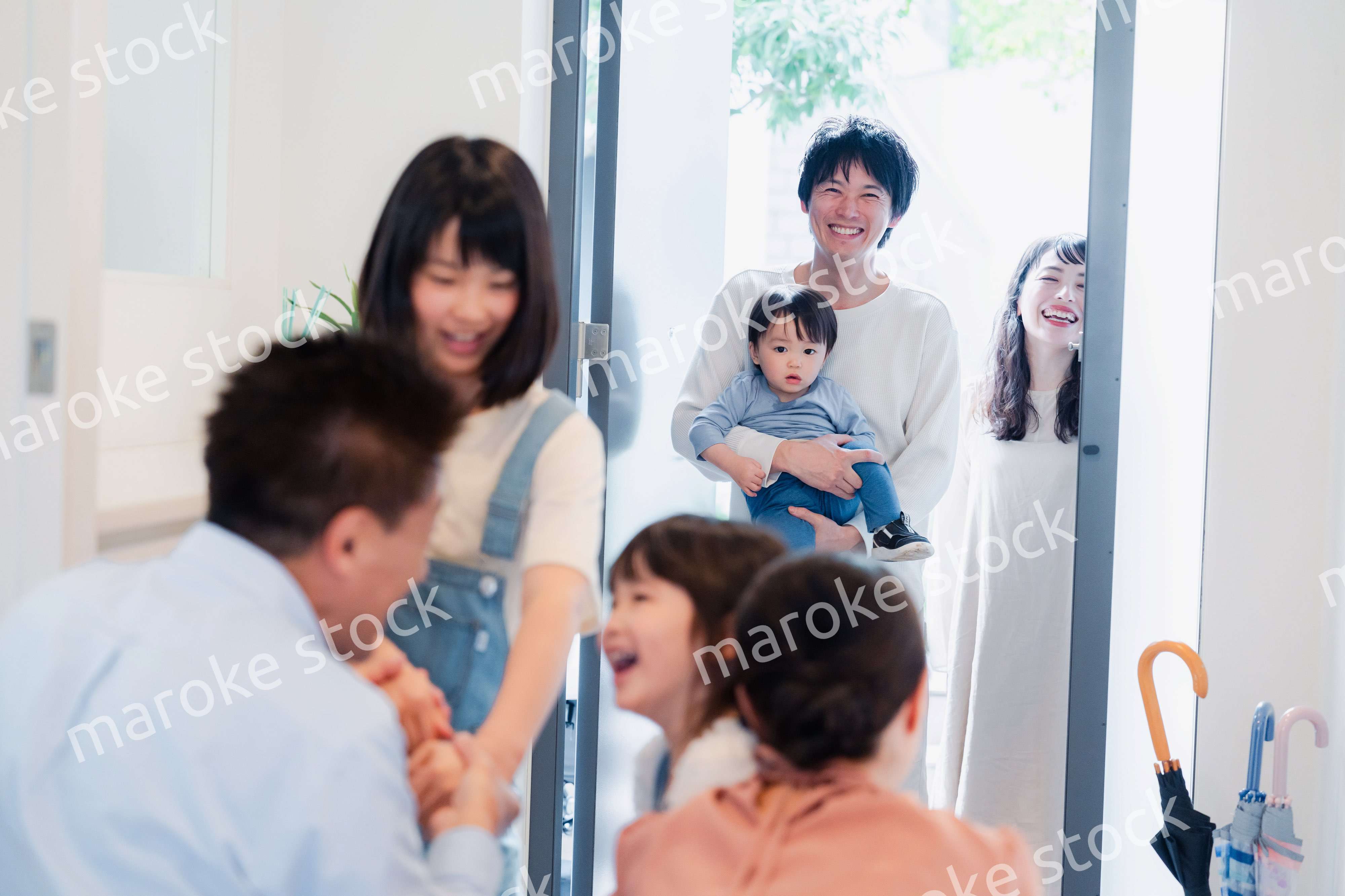 祖父母の家に遊びに来た家族