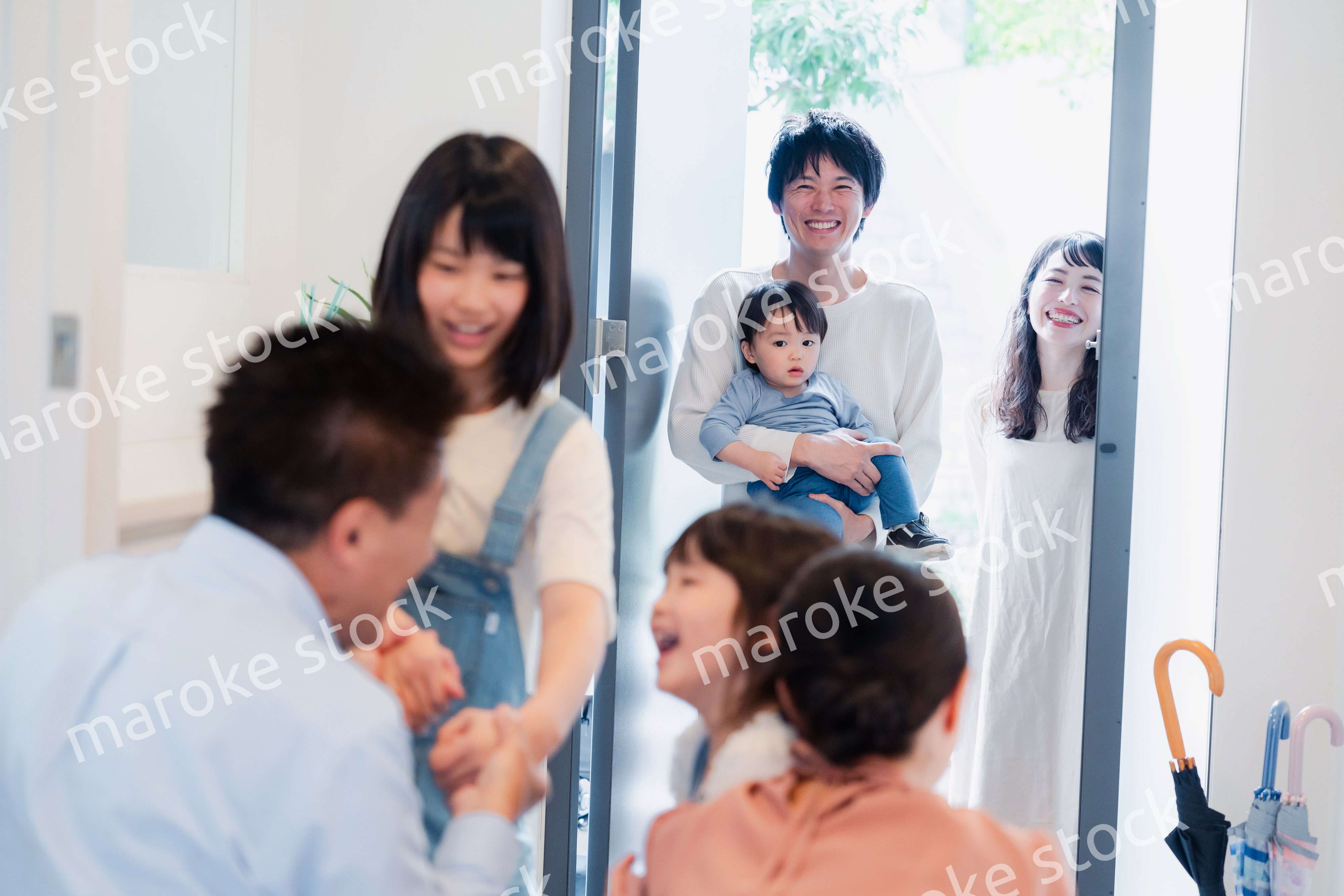 祖父母の家に遊びに来た家族