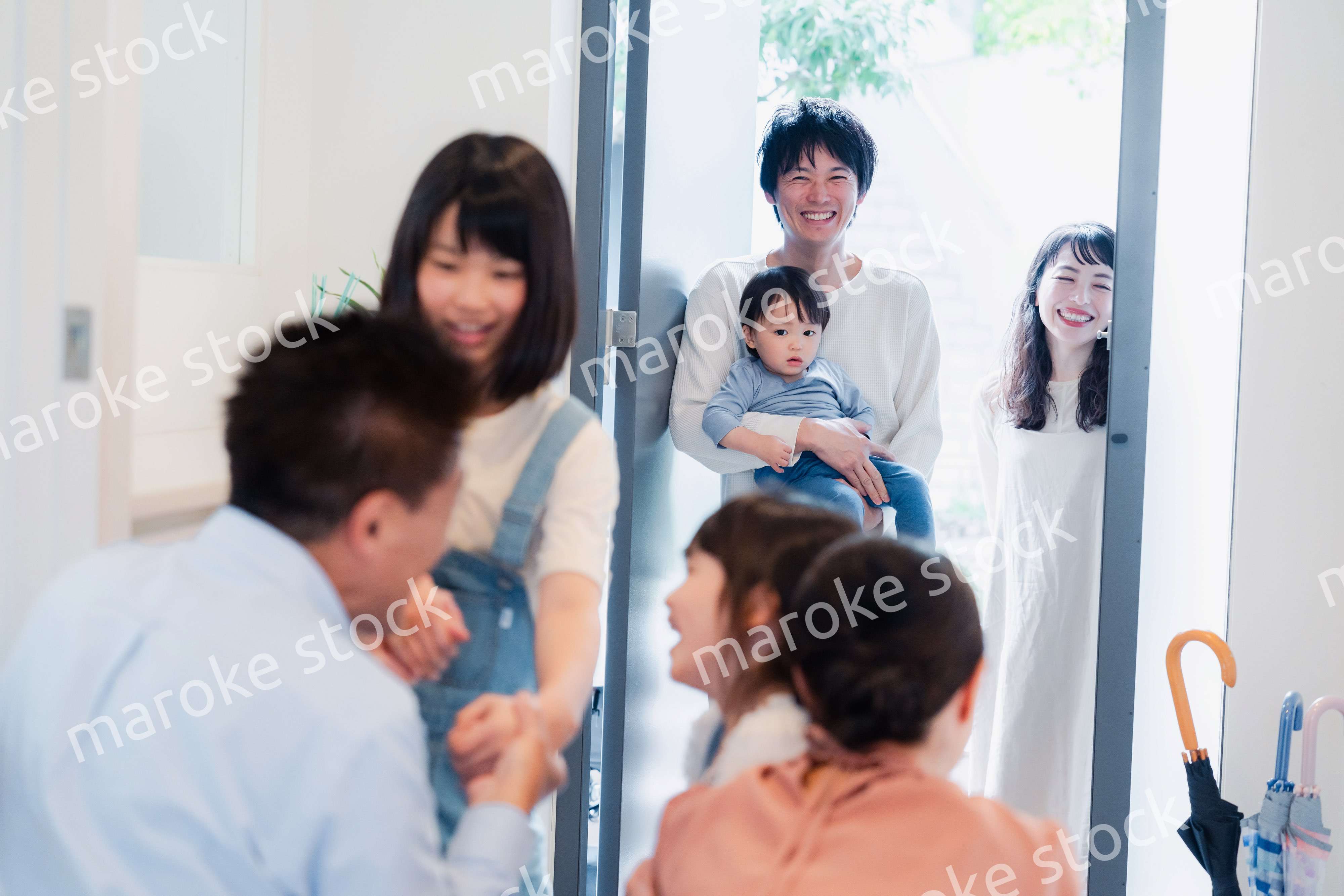 祖父母の家に遊びに来た家族