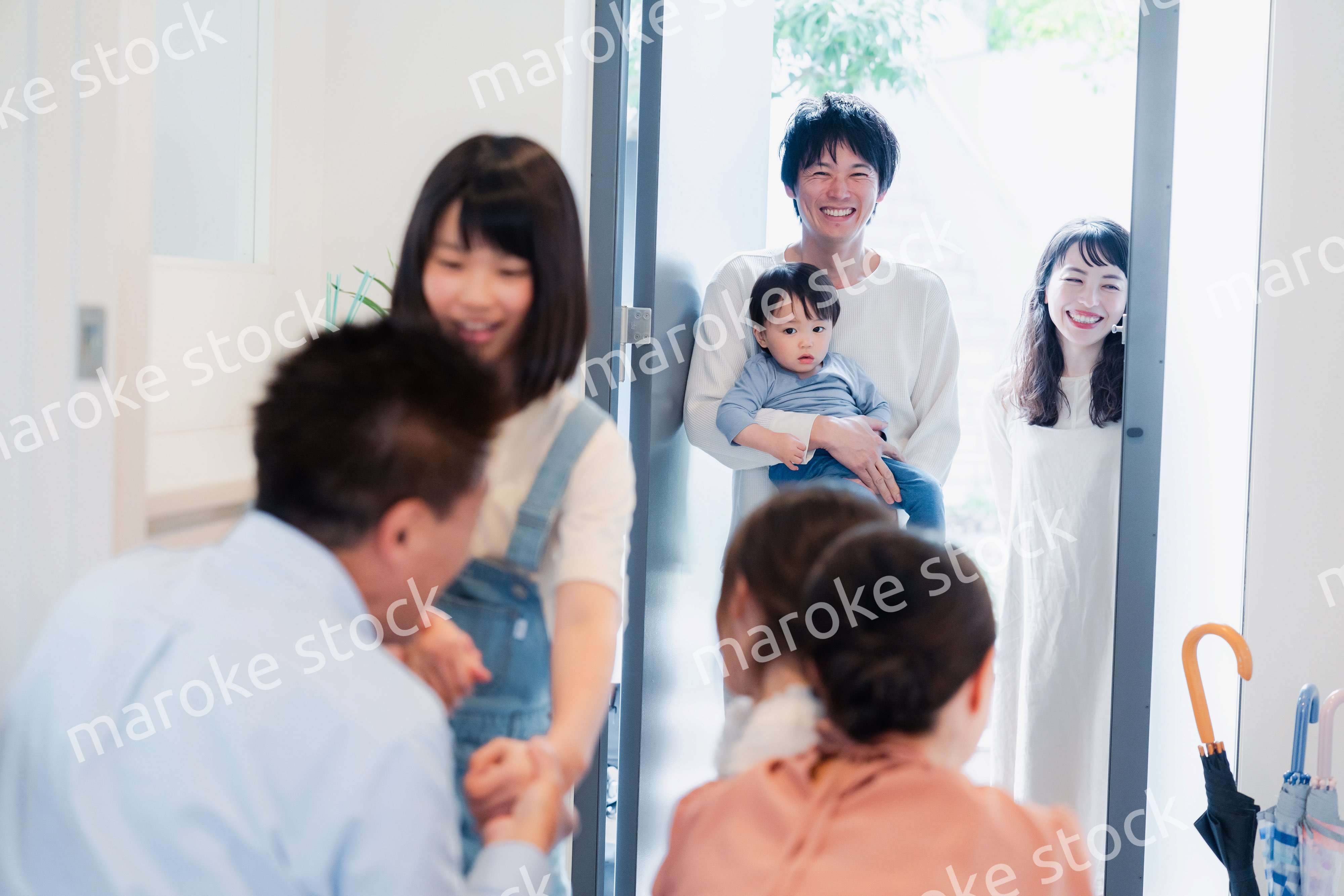 祖父母の家に遊びに来た家族