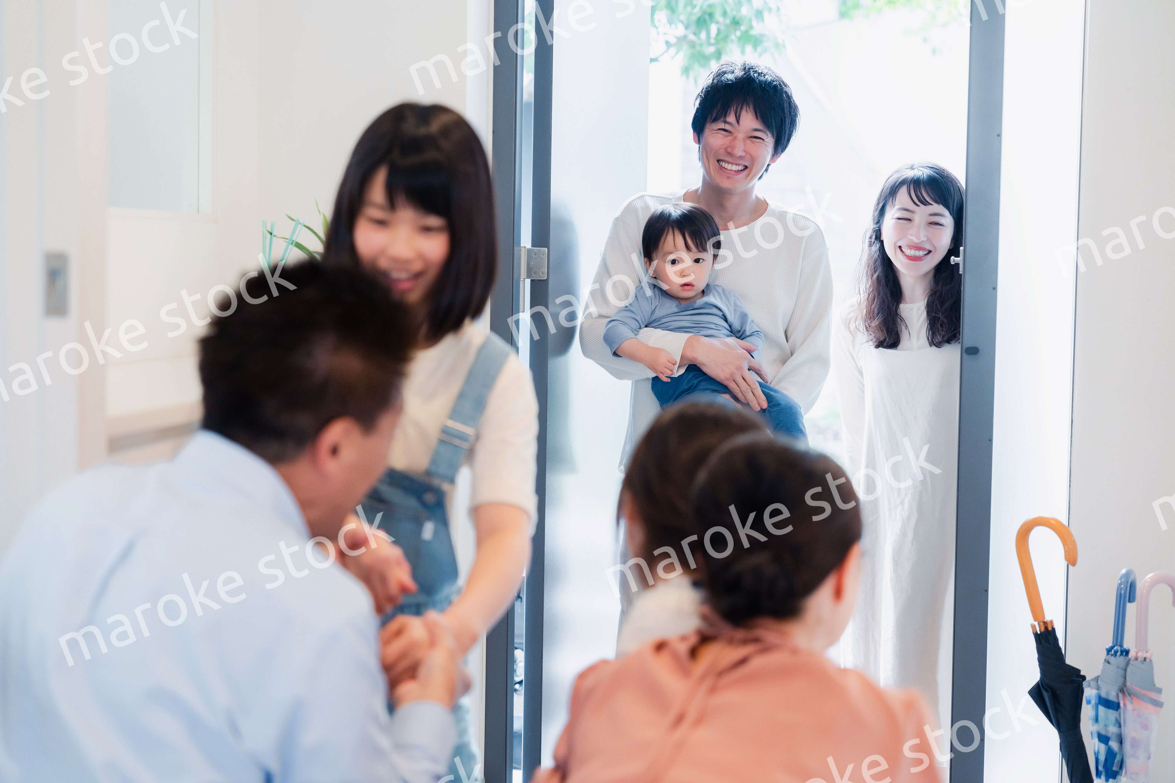 祖父母の家に遊びに来た家族