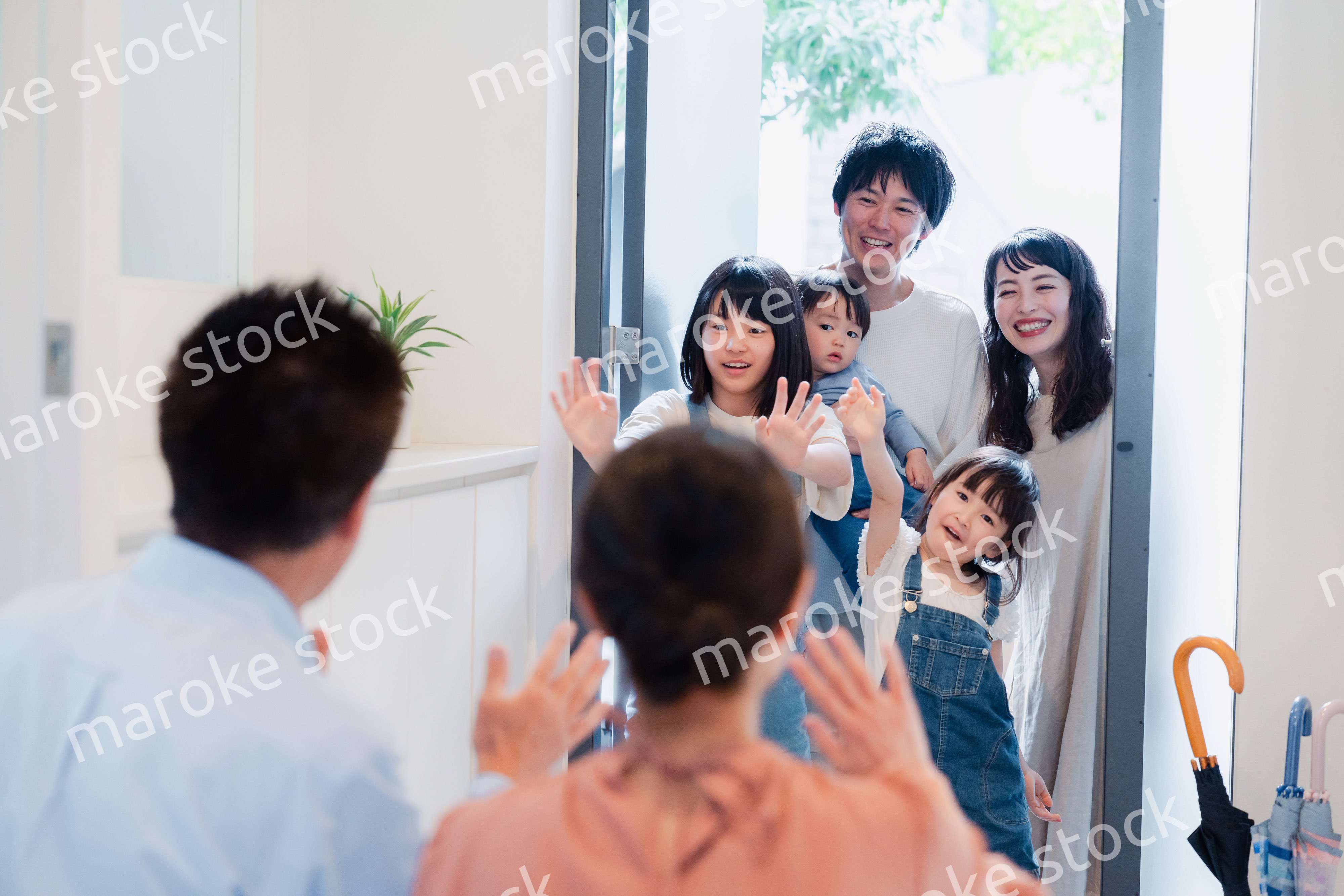 祖父母の家に遊びに来た家族