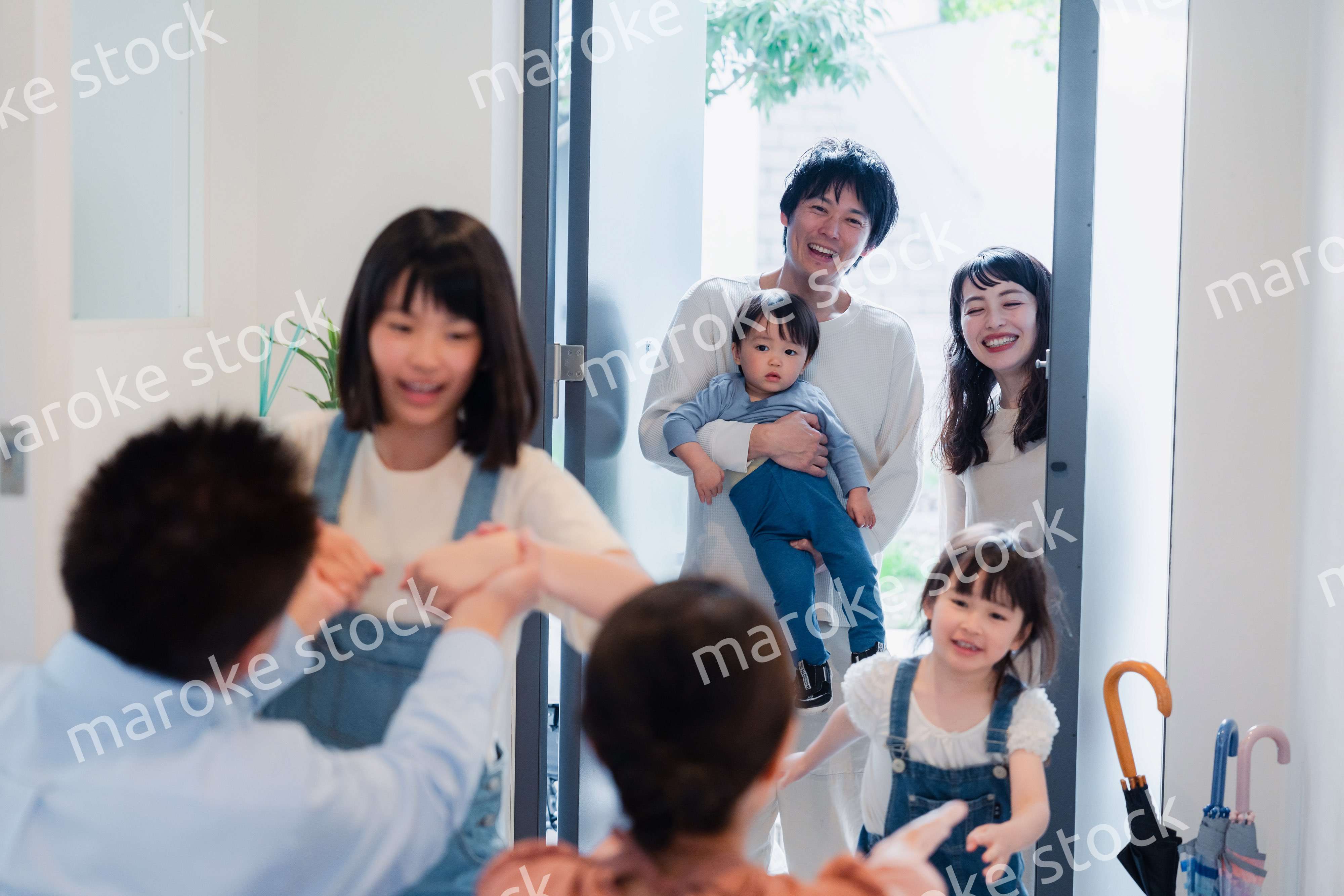 祖父母の家に遊びに来た家族