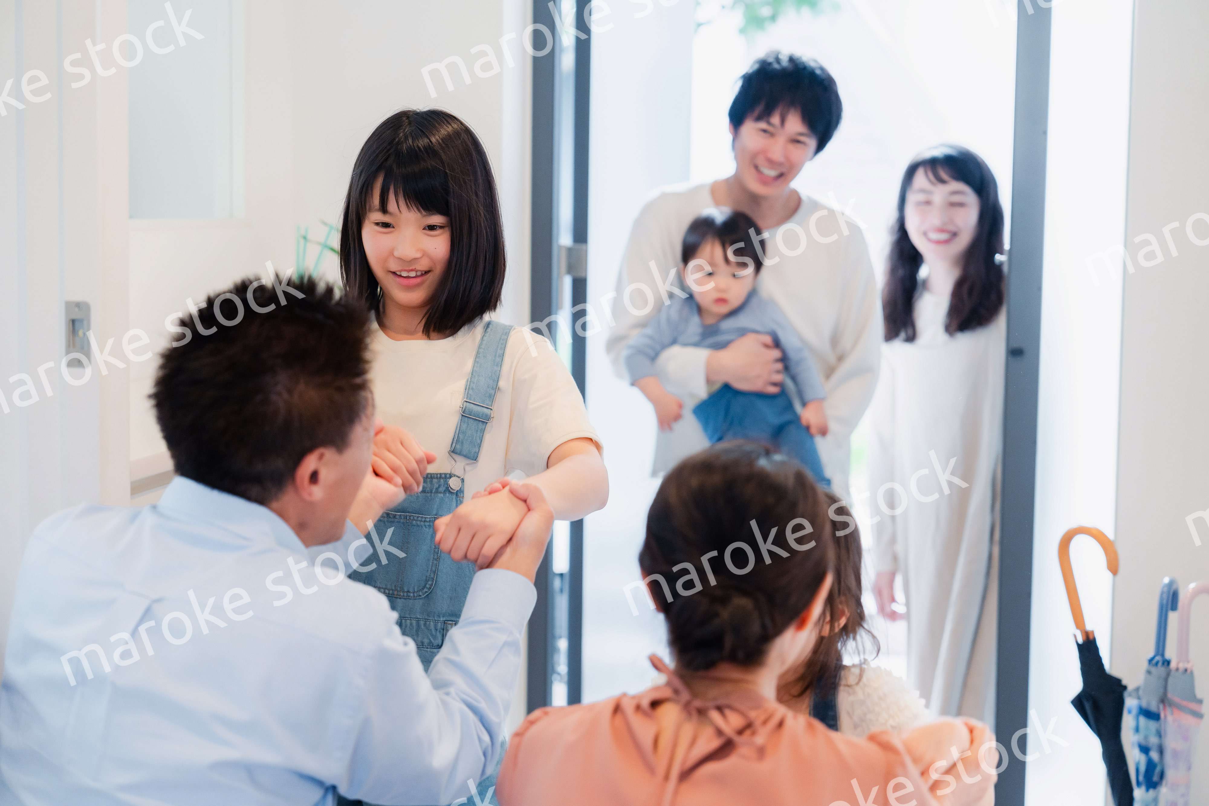 祖父母の家に遊びに来た家族